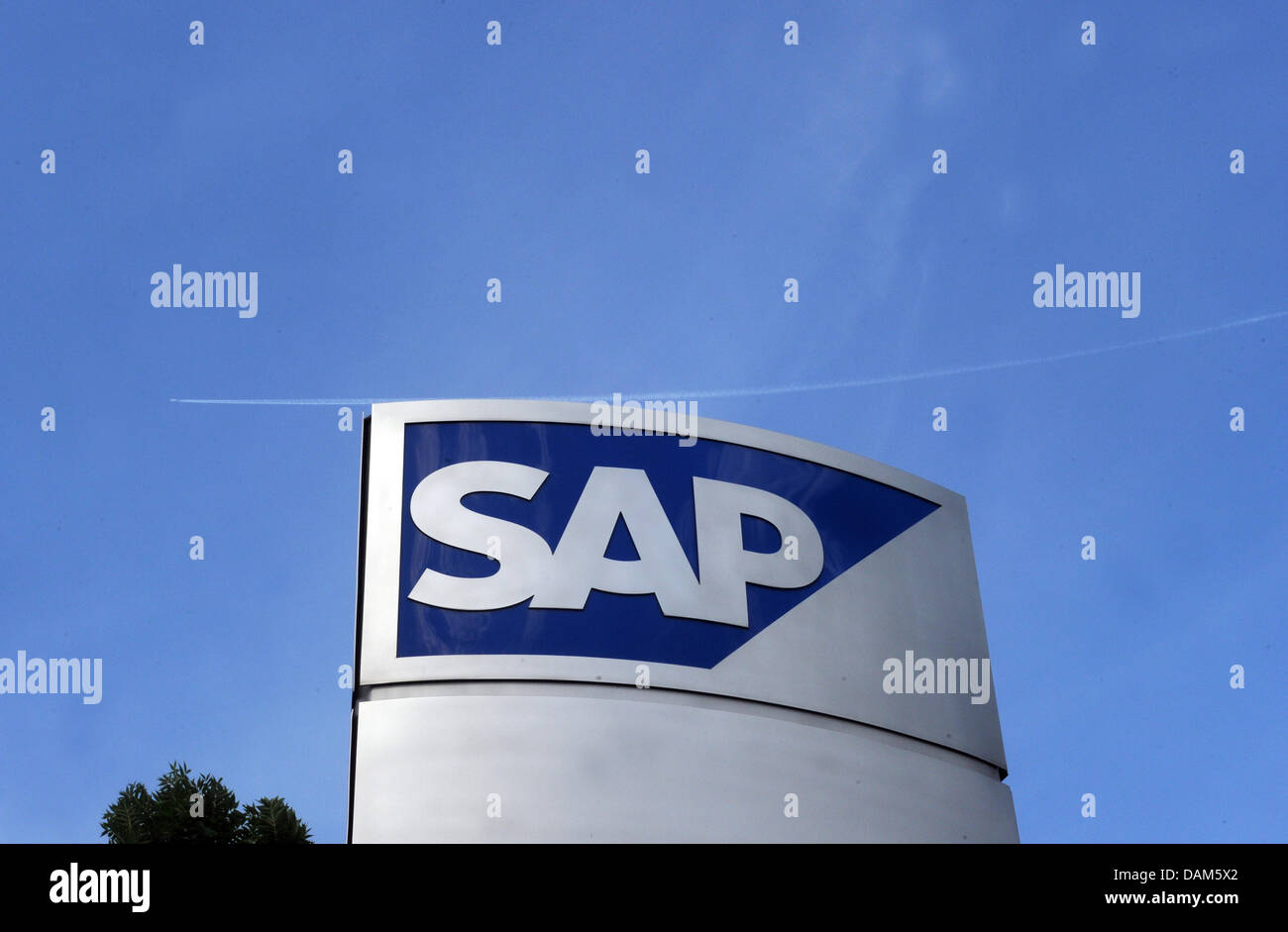 Das Logo des Software-Unternehmens SAP ist am Hauptsitz des Unternehmens in Walldorf, Deutschland, 24. Mai 2011 abgebildet. In der SAP Arena in Mannheim am 25. Mai 2011 findet eine Hauptversammlung statt. Foto: Uli Deck Stockfoto