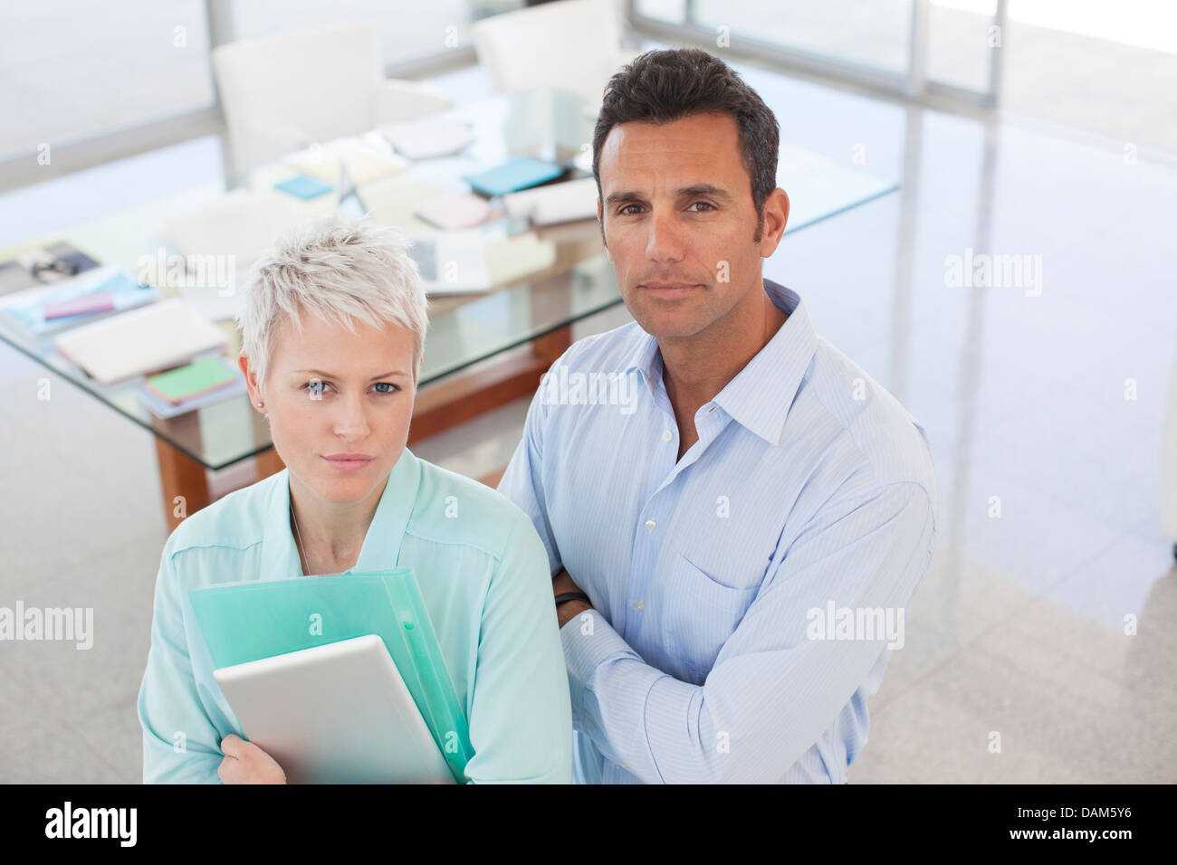 Geschäftsleuten stehen zusammen im Büro Stockfoto