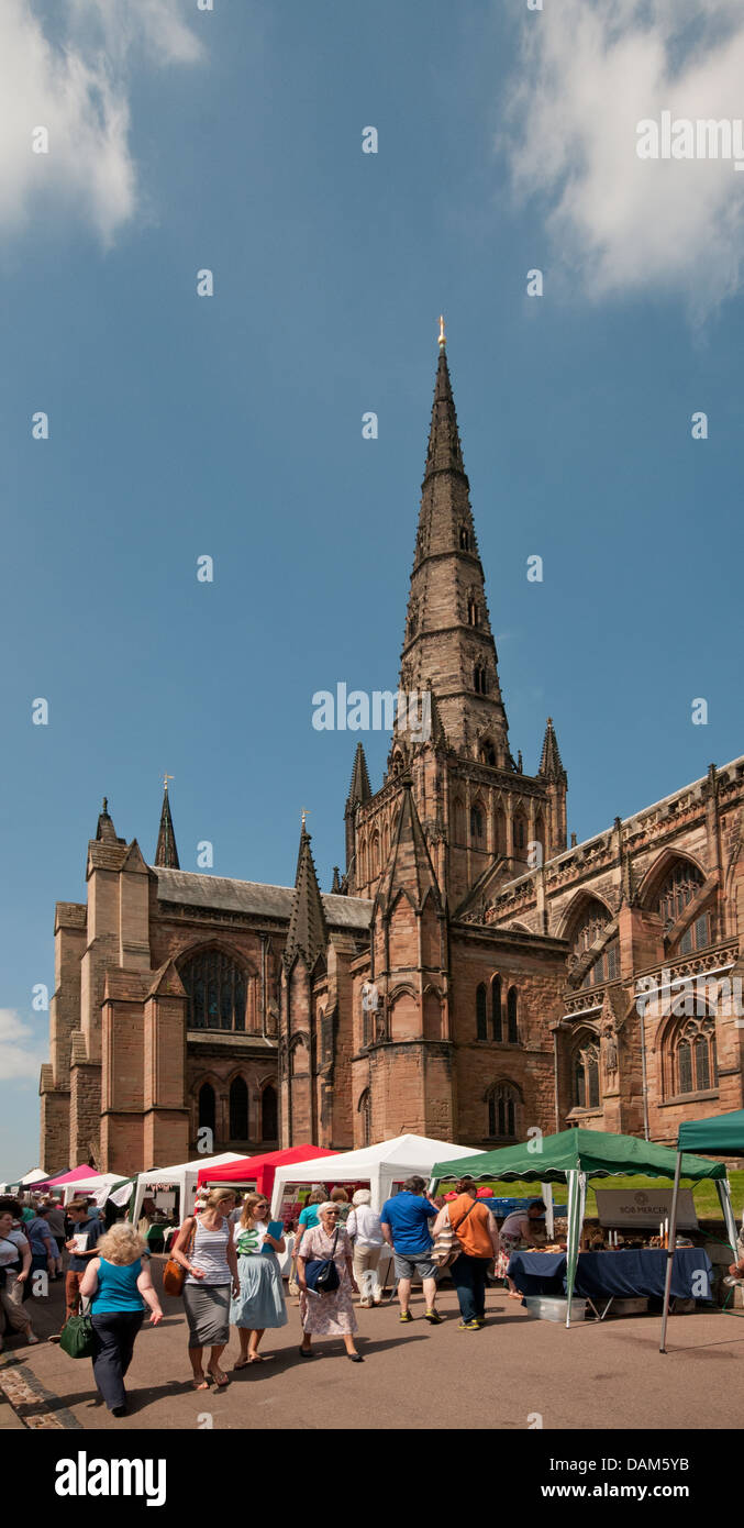 Ständen in der Nähe für den Florette Festival Markt als Bestandteil der Lichfield Festival auf Samstag, 6. Juli 2013 Stockfoto