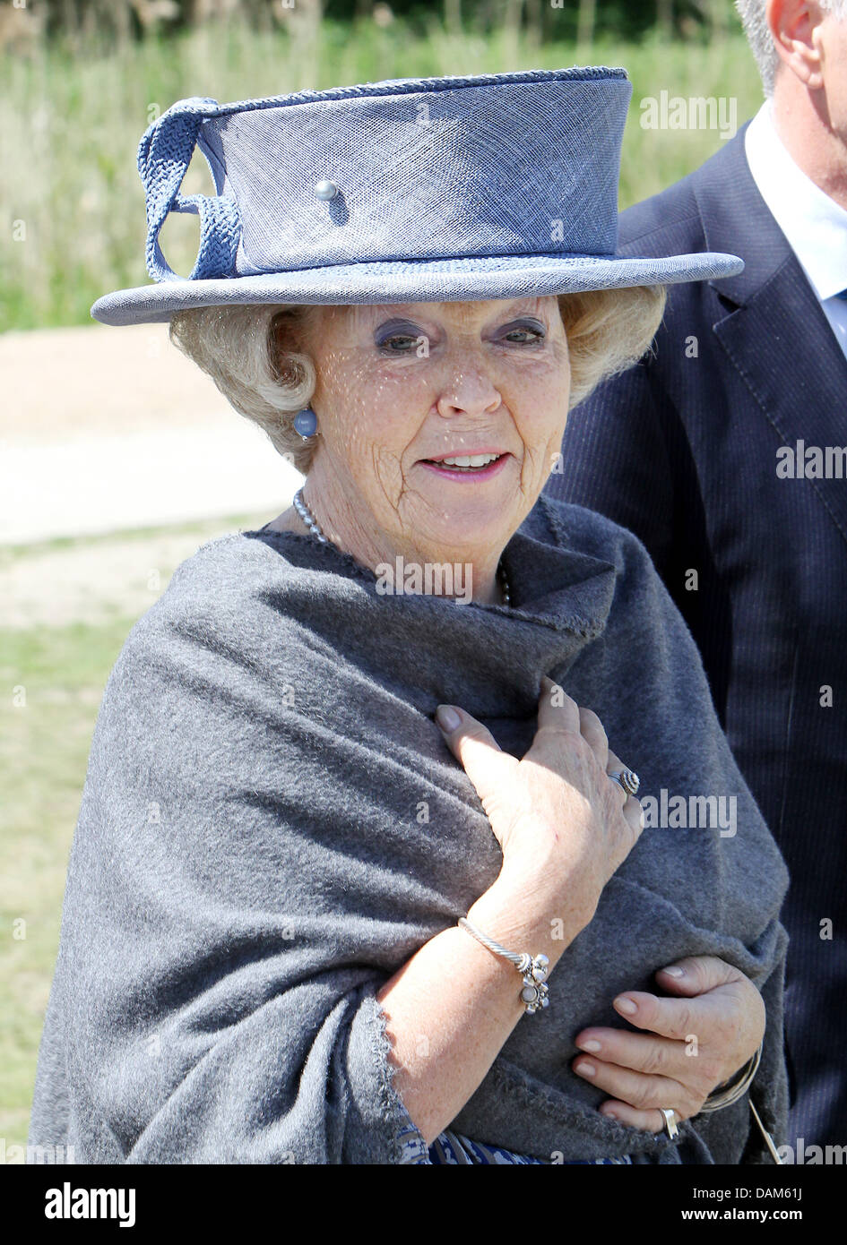 Königin Beatrix der Niederlande besucht die Provinz Flevoland bei einem Besuch der Region, den Niederlanden, 24. Mai 2011. Natur, Erholung, Kreativwirtschaft, Landwirtschaft, Innovation und Nachhaltigkeit sind Themen des Besuchs. Königin Beatrix will die Oostervaardersplassen und die kreativ-Campus in Almere, die Schoolboerderij in Dronten und Brennels Buiten in Kragg besuchen Stockfoto