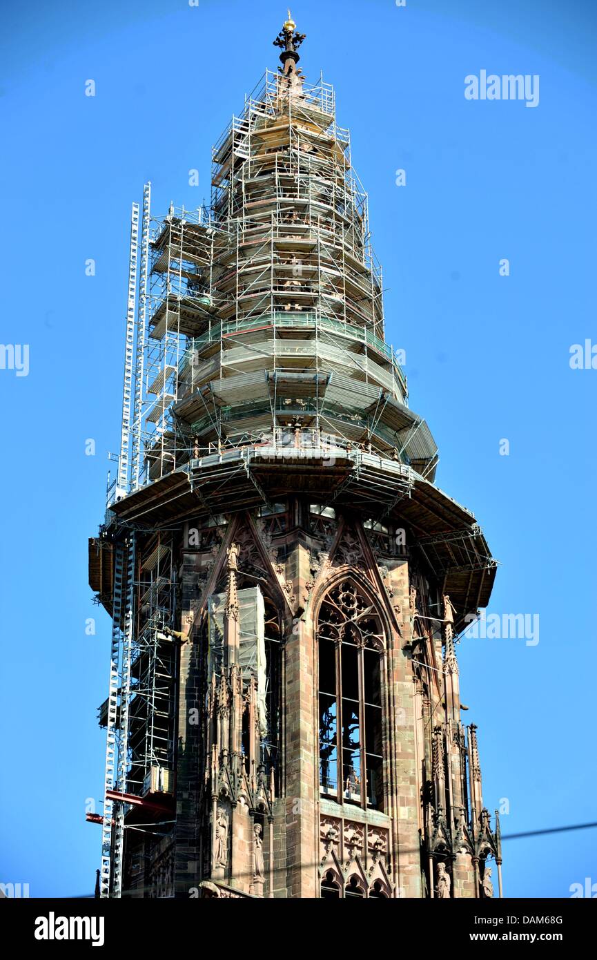 Die Kathedrale wird von Gerüsten umgeben, um das Gebäude 25. Mai 2011 in Freiburg im Breisgau, stabil zu halten. Der Turm ist nicht mehr stabil. Laut der Kathedrale Bau Meister Faller, die 750 Jahre alte Verbindungen zwischen eisernen Haken und Ziegel lose gegangen. Foto: ROLF HAID Stockfoto