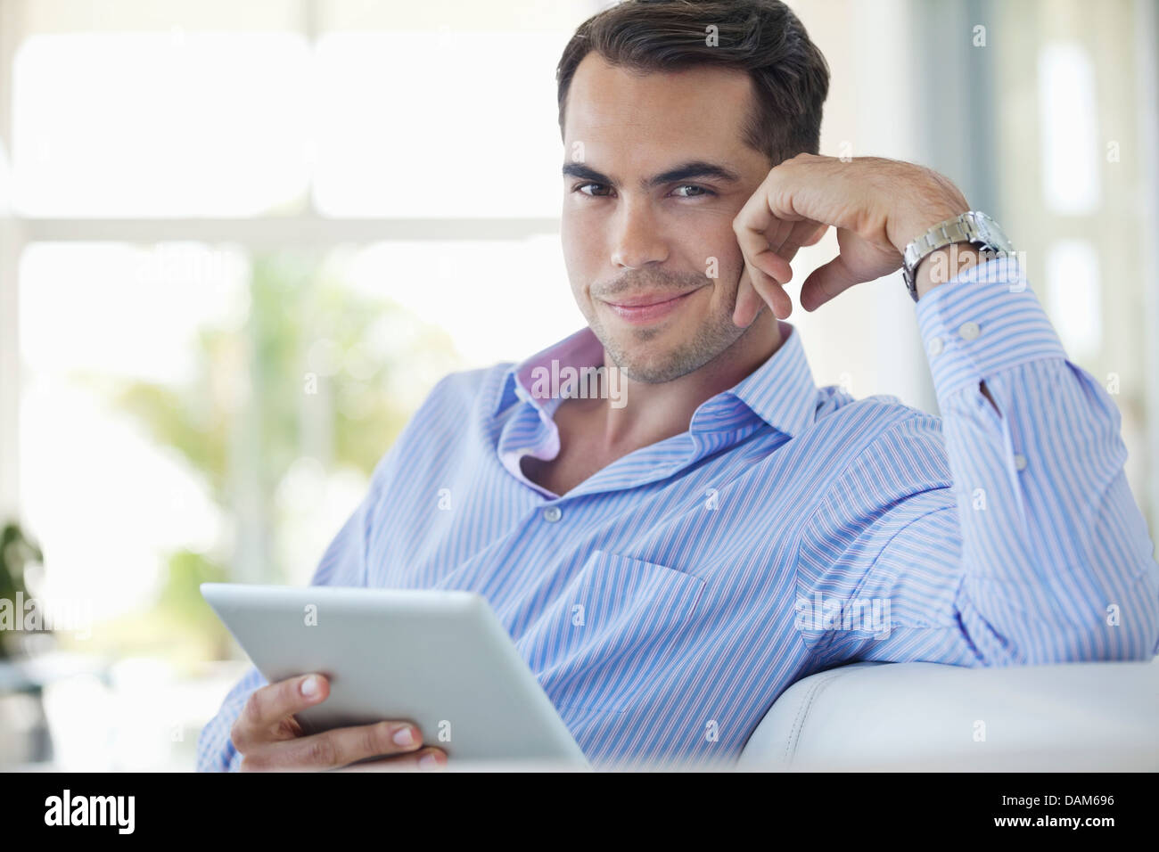 Geschäftsmann mit Tablet-PC auf sofa Stockfoto
