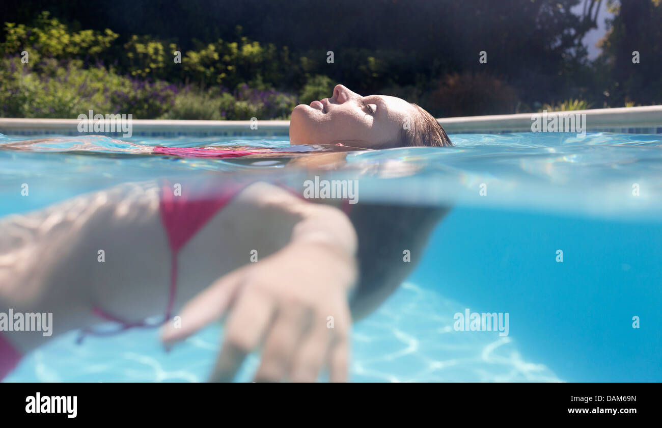 Frau im Schwimmbad Stockfoto