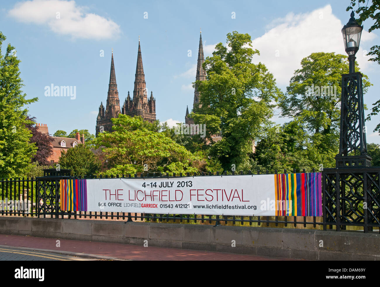 Banner-Werbung die Lichfield-Festival am Münster Pool Geländer mit den drei Türmen der Kathedrale von Lichfield hinter Stockfoto