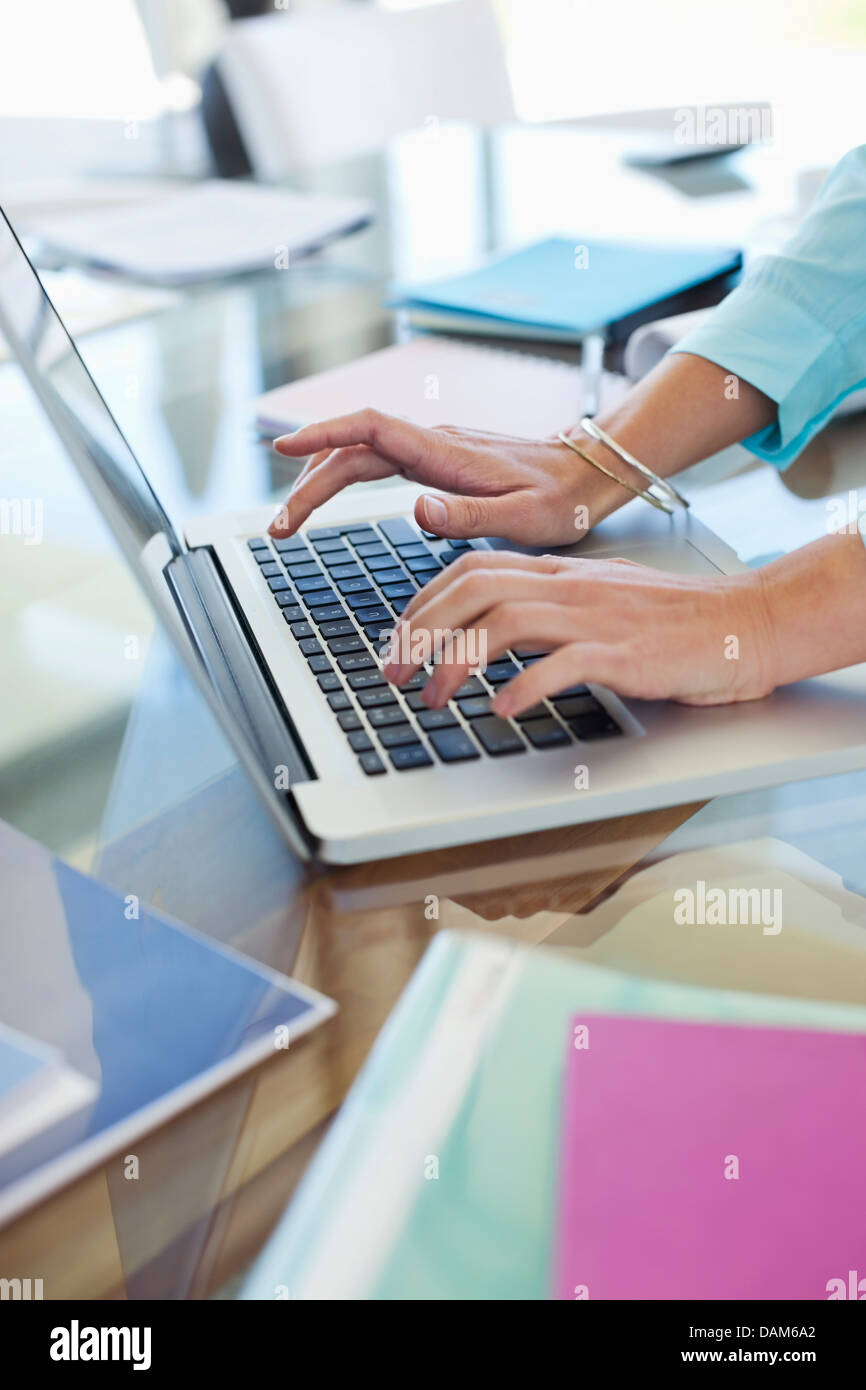 Geschäftsfrau mit Laptop auf dem Schreibtisch Stockfoto