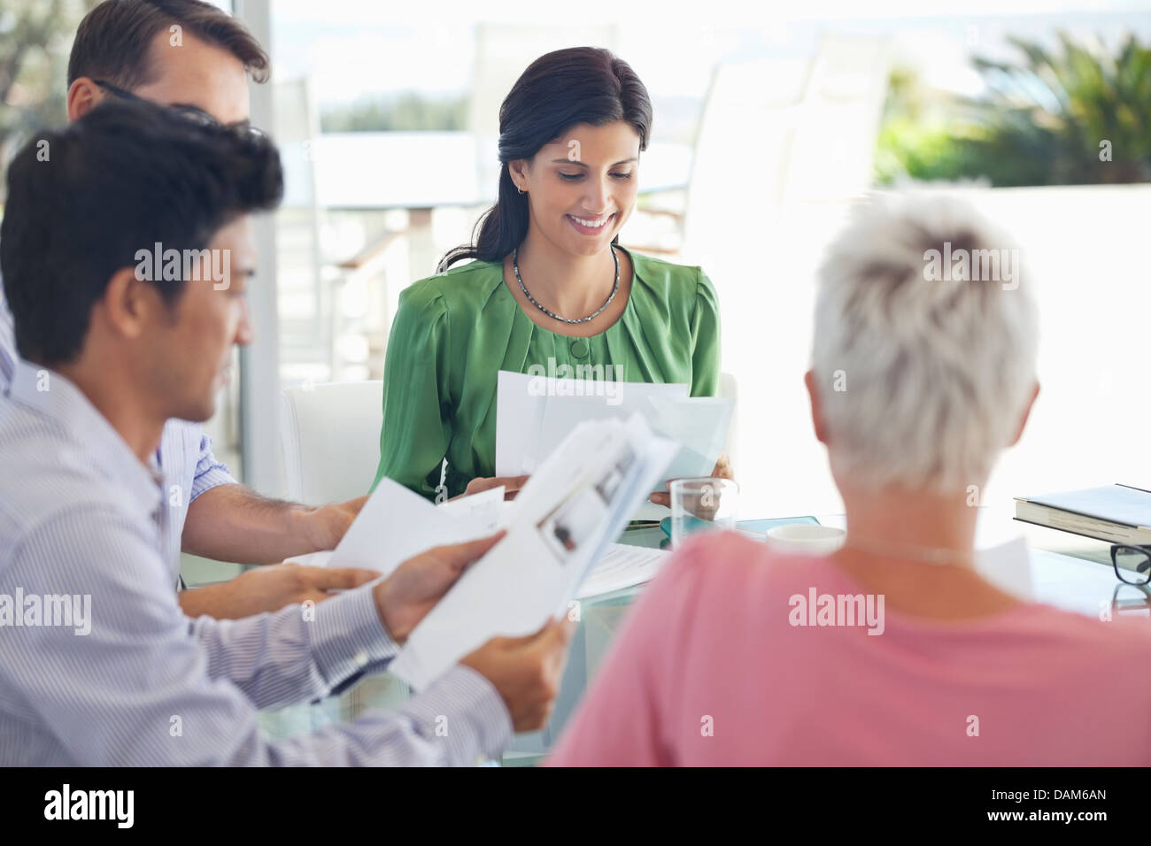 Business-Leute reden in treffen Stockfoto