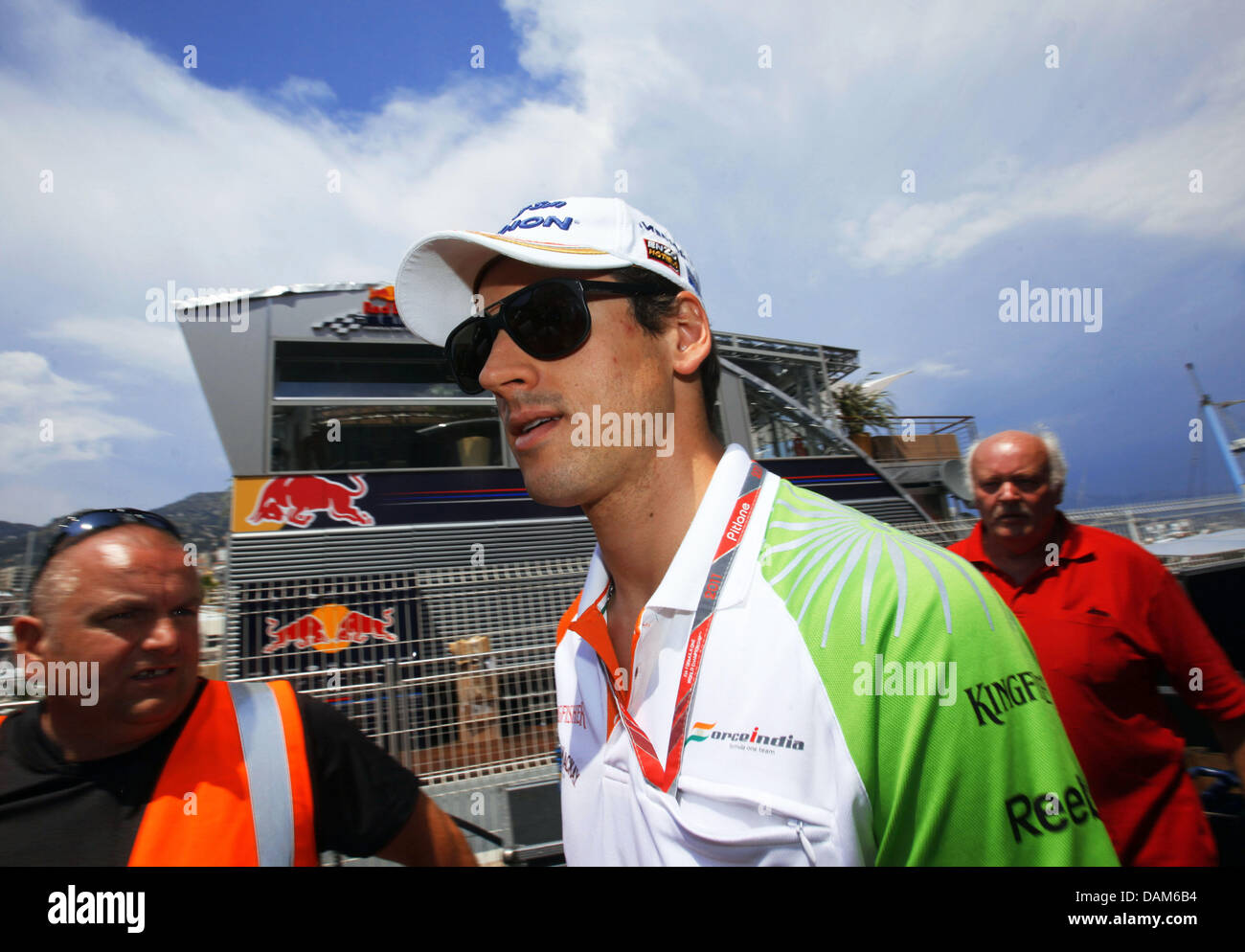 Deutsche Formel1-Fahrer Adrian Sutil von Force India kommt das Fahrerlager an der F1 Rennstrecke von Monte Carlo, Monaco, 25. Mai 2011. Der Grand Prix wird am 29 Mai stattfinden. Foto: Jens Büttner Stockfoto