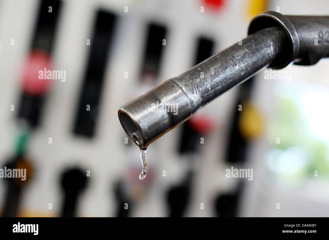 Benzin Dripples aus einem Gas-Pumpe-Düse an einer Tankstelle in Köln, Deutschland, 24. Mai 2011. Das deutsche Bundeskartellamt veröffentlicht die Ergebnisse einer Umfrage über die deutschen Tankstellenmarkt. Laut dieser Studie ist der deutsche Markt vor allem fünf Unternehmen dominiert die 70 Prozent des allgemeinen Umsatzes zu teilen. Foto: Oliver Berg Stockfoto