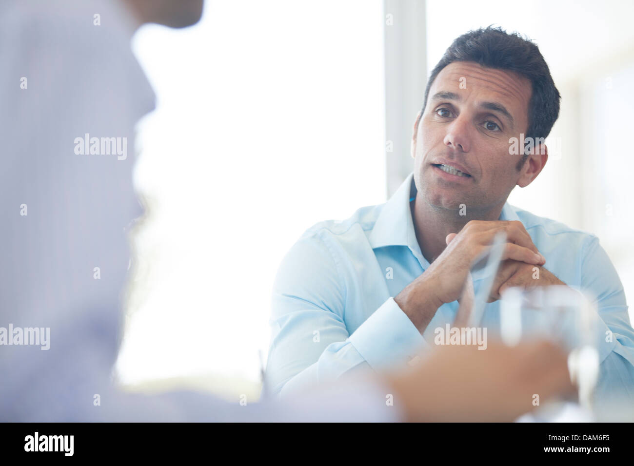 Unternehmer treffen reden Stockfoto