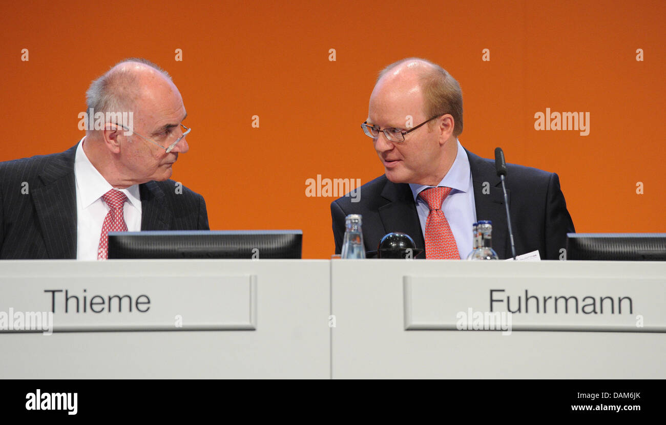 Vorstandsvorsitzender der Salzgitter AG, Heinz Joerg Fuhrmann (R), spricht, Vorsitzender des Aufsichtsrats der Salzgitter, Rainer Thieme, bei der Hauptversammlung des Unternehmens in der City Hall in Braunschweig, Deutschland, 26. Mai 2011. Die zweitgrößte deutsche Stahlarbeiter Salzgitter geliefert eine Prognose für das laufende Jahr. Foto: Julian Stratenschulte Stockfoto