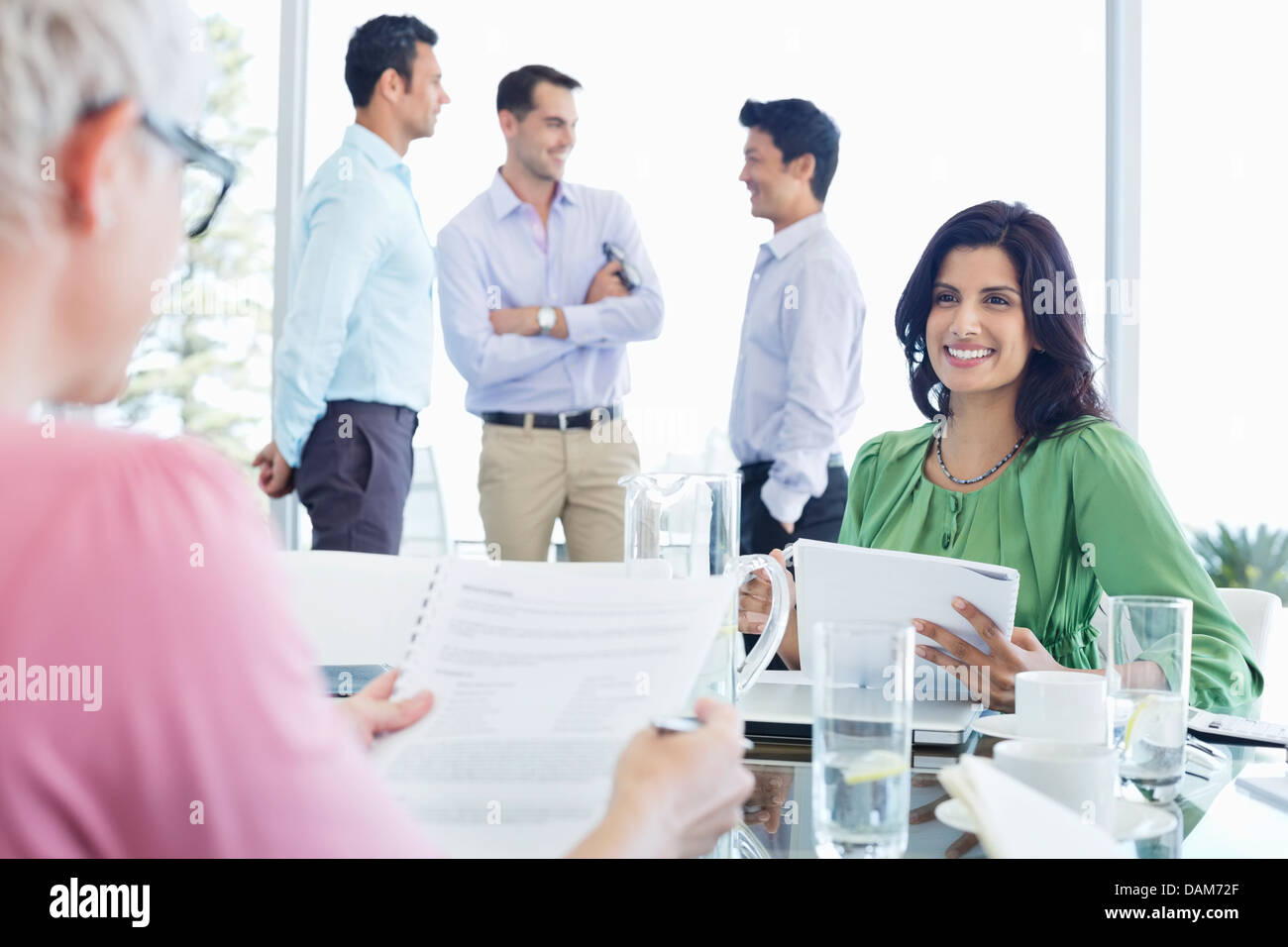 Business-Frauen treffen im Gespräch Stockfoto