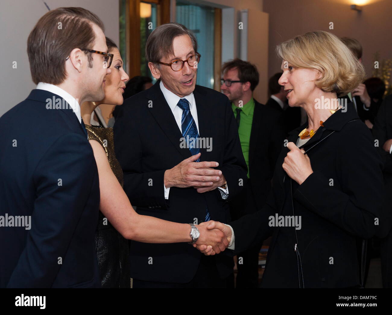 Schwedische Prinzessin Victoria (2 l) und ihr Ehemann Daniel (l) stehen ...