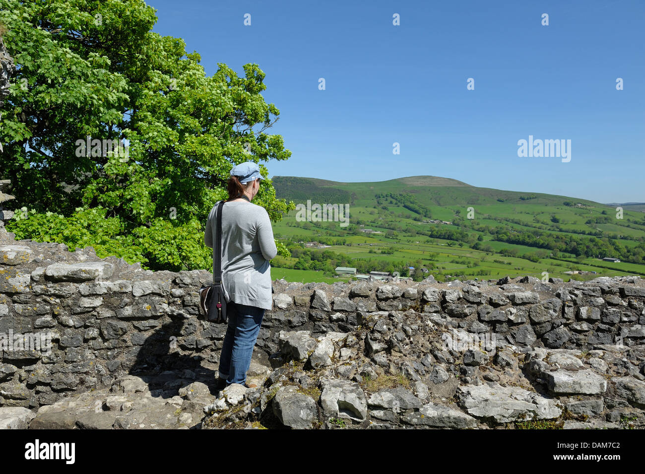 Ein weiblicher Touristen blickt über Hoffnung talwärts Derbyshire Langland uk Stockfoto