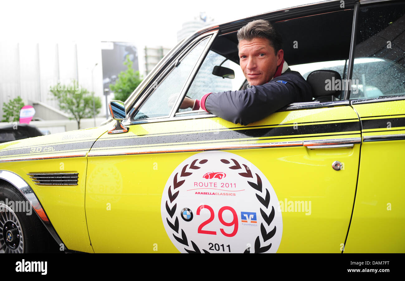 Schauspieler Hardy Krüger junior Posen mit einem BMW 3.0 CSL Baujahr 1973 vor der Arabellaclassics Rallye 2011 in München, Deutschland, 27. Mai 2011. Etwa 75 Oldtimer nehmen Teil an der Rallye, von welchen einige, wo in den 1920er Jahren gebaut. Foto: Marc Müller Stockfoto