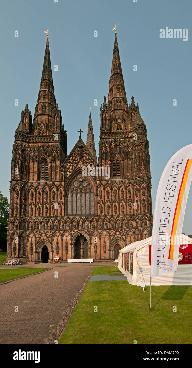 Kathedrale von Lichfield mit Banner bereit für das Festival 2013 Lichfield Stockfoto