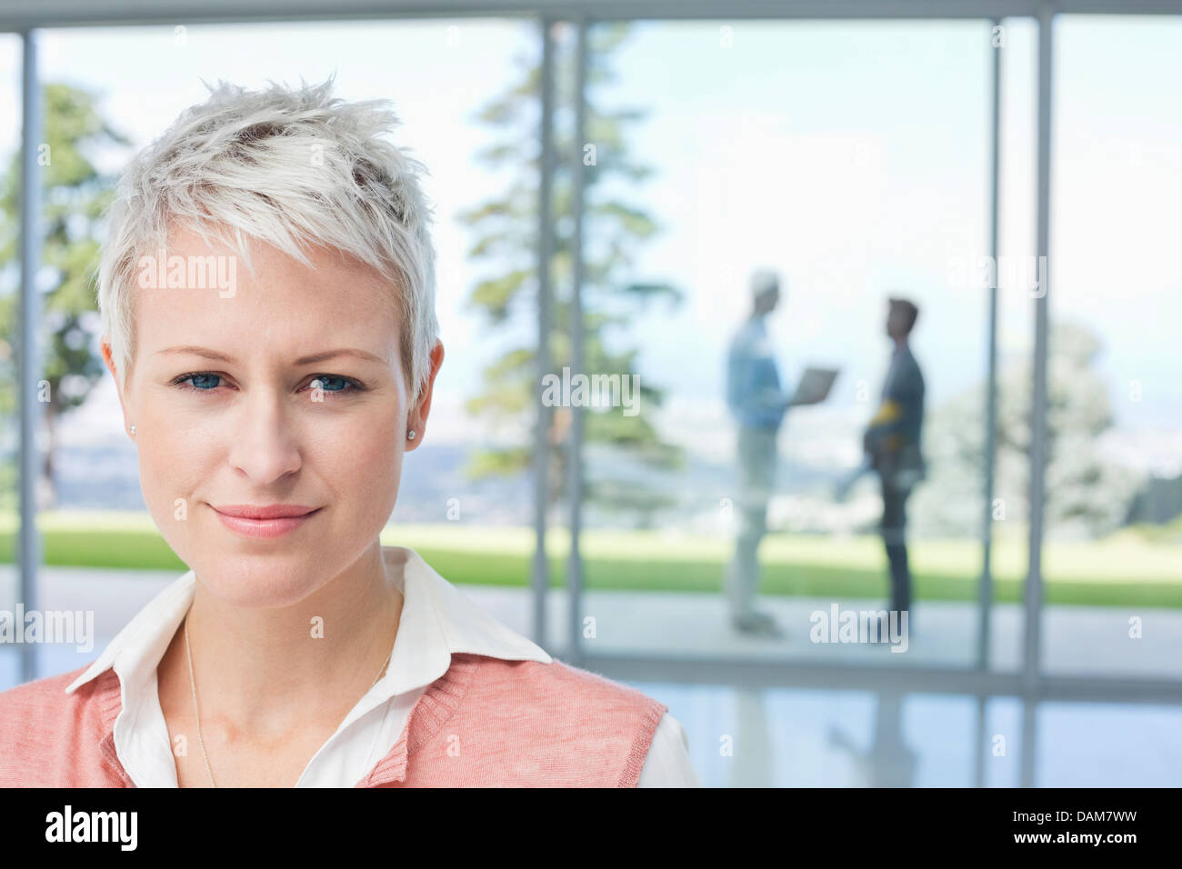Geschäftsfrau, stehend im Büro Stockfoto