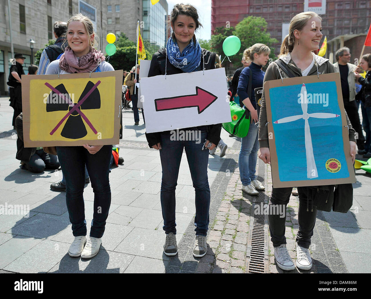 Ein Demonstranten tragen Zeichen während einer Anti-Atomkraft-Demonstration, die den Weg zur Energiewende in Essen, Deutschland, 28. Mai 2011 zeigen. Atomkraft-Gegner demonstrieren in 21 deutschen Städten für eine sofortige Abschaltung nach unten von der Kernkraftwerke in Deutschland. Foto: Henning Kaiser Stockfoto