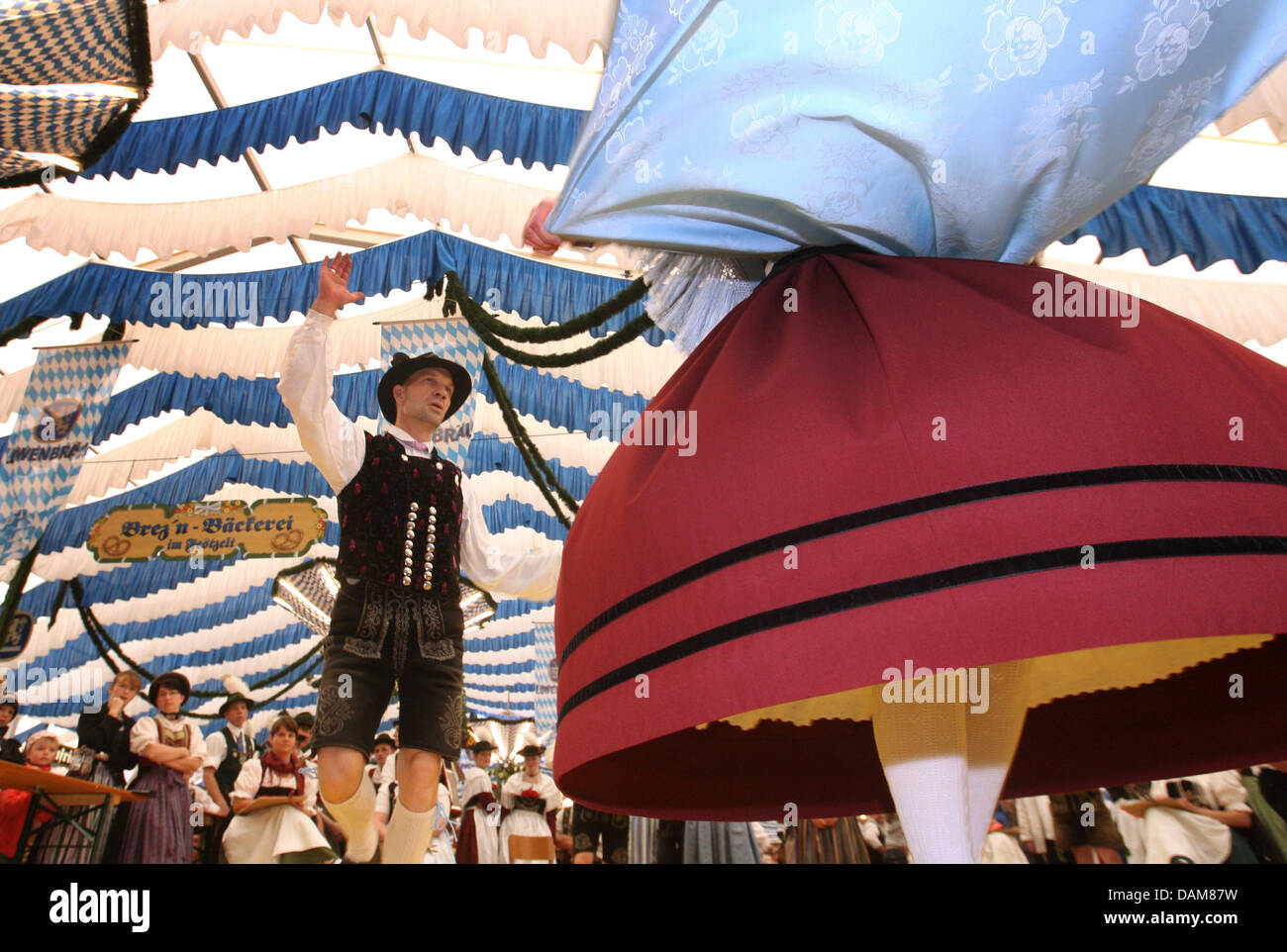 Bayern Tradition Trachlter Kostüm Tanz der traditionellen Schuplattln in einem Festzelt vor Richtern und Zuschauern für die Trophäe der "Bayerische Löwe" in Weilheim, Deutschland, 28. Mai 2011. Die besten Shuhplattln-Tänzer aus Bayern sind Competeing für Porzellan Figur Trophäe der "Bayerische Löwe". Foto: Karl-Josef Hildenbrand Stockfoto