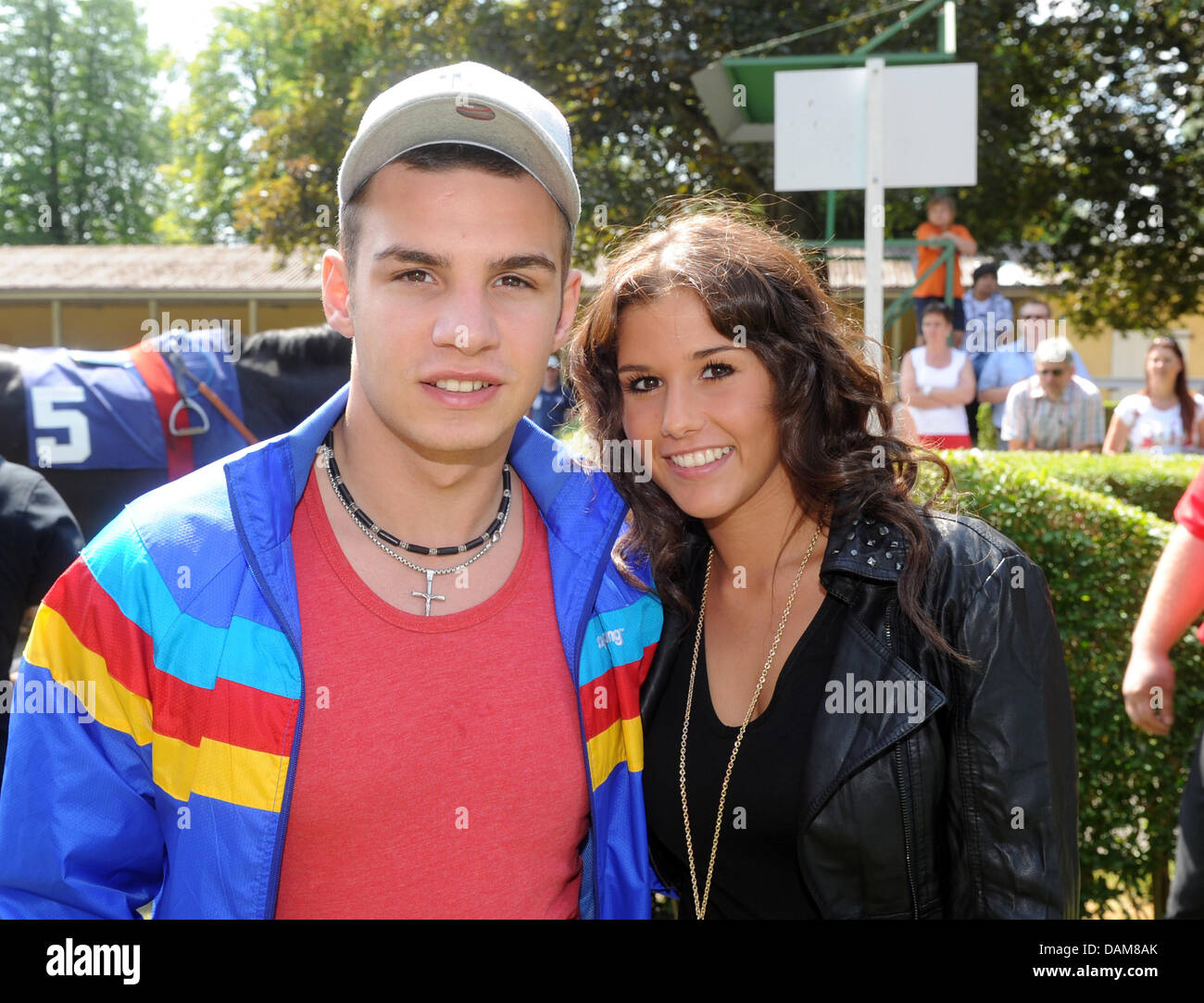 Die Finalisten Der Rtl Casting Show Deutschland Sucht Fur Den Superstar Dsds Pietro Lombardi Und Sarah Engels Besuchen Sie Die Galopprennbahn Pferderennbahn Am Ersten Tag Der Fruhjahrstagung Auf Der Rennbahn In Iffezheim Deutschland