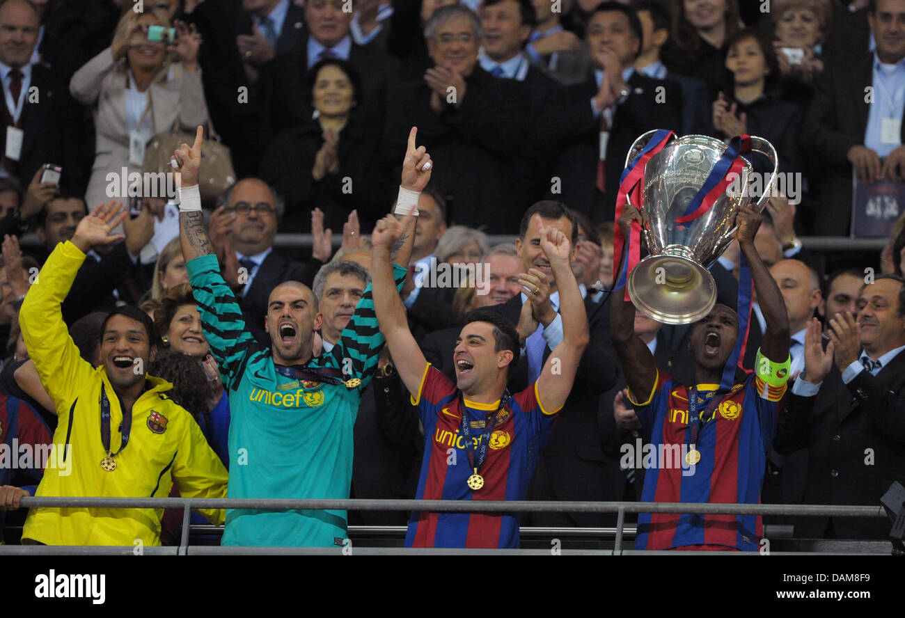 Barcelona Spieler Eric Abidal (R-L), Xavi Hernandez, Torwart Victor Valdes mit der Champions-League-Trophäe nach der UEFA Champions League Finale zwischen FC Barcelona und Manchester United im Wembley-Stadion, London, Großbritannien, 28. Mai 2011 feiern. Foto: Soeren Stache Stockfoto