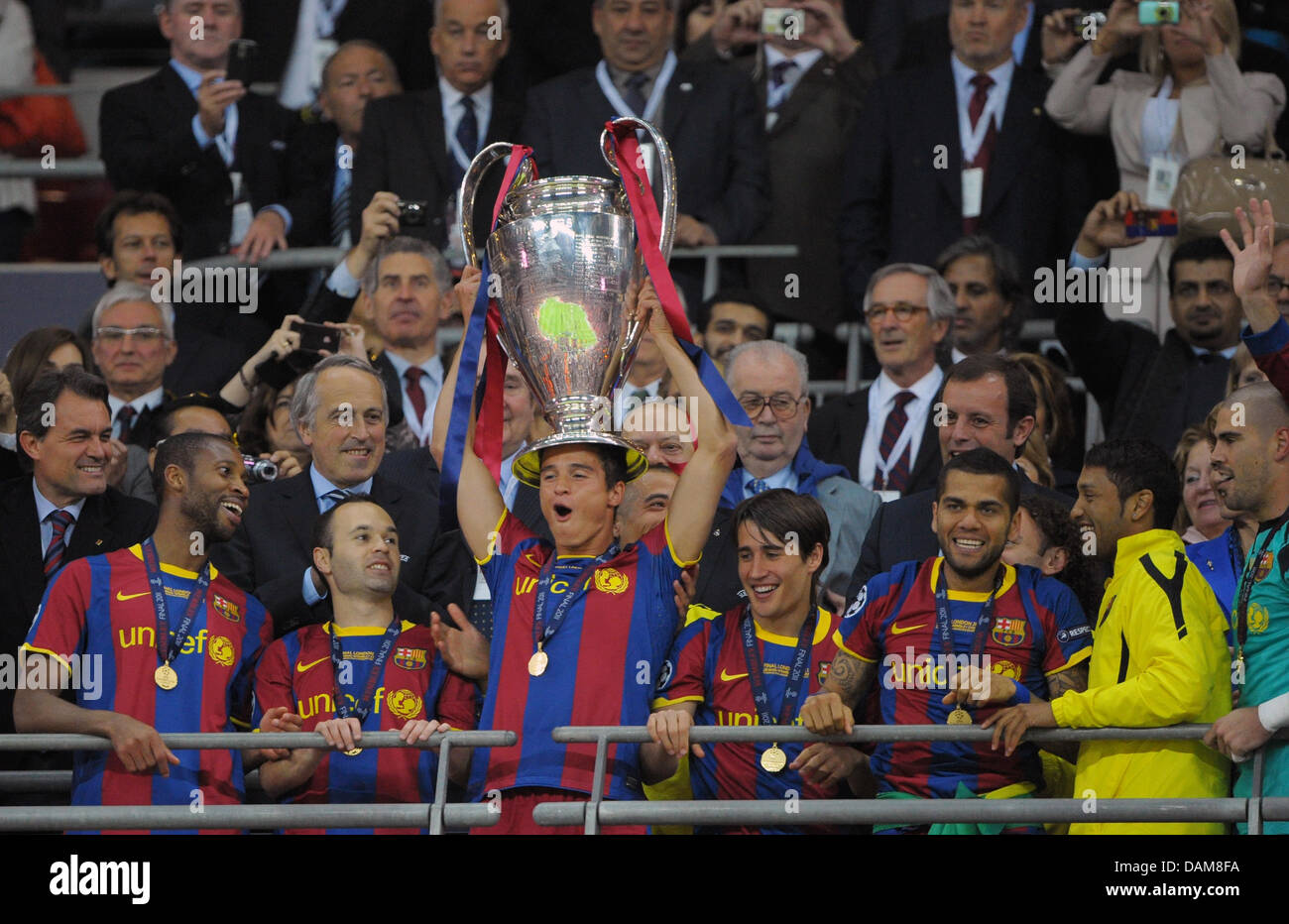 Barcelonas Ibrahim Affeley (M), Seydou Keita (L-R), Andres Iniesta, Bojan Krkic und Dani Alves mit der Champions-League-Trophäe nach der UEFA Champions League Finale zwischen FC Barcelona und Manchester United im Wembley-Stadion, London, Großbritannien, 28. Mai 2011 zu feiern. Foto: Soeren Stache Stockfoto