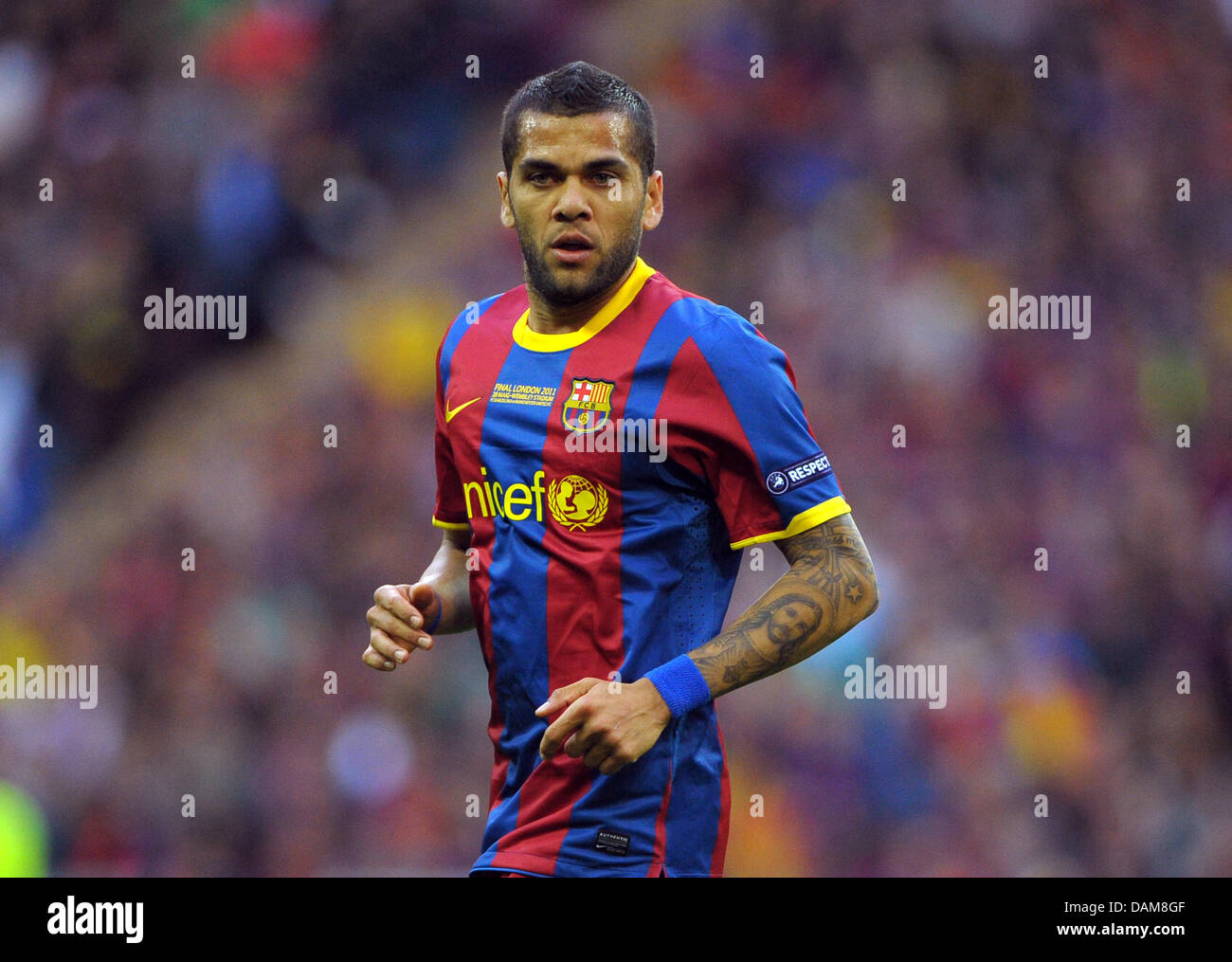 Barcelonas Dani Alves steuert den Ball während der UEFA Champions League Finale zwischen FC Barcelona und Manchester United im Wembley-Stadion, London, Großbritannien, 28. Mai 2011. Foto: Soeren Stache Stockfoto