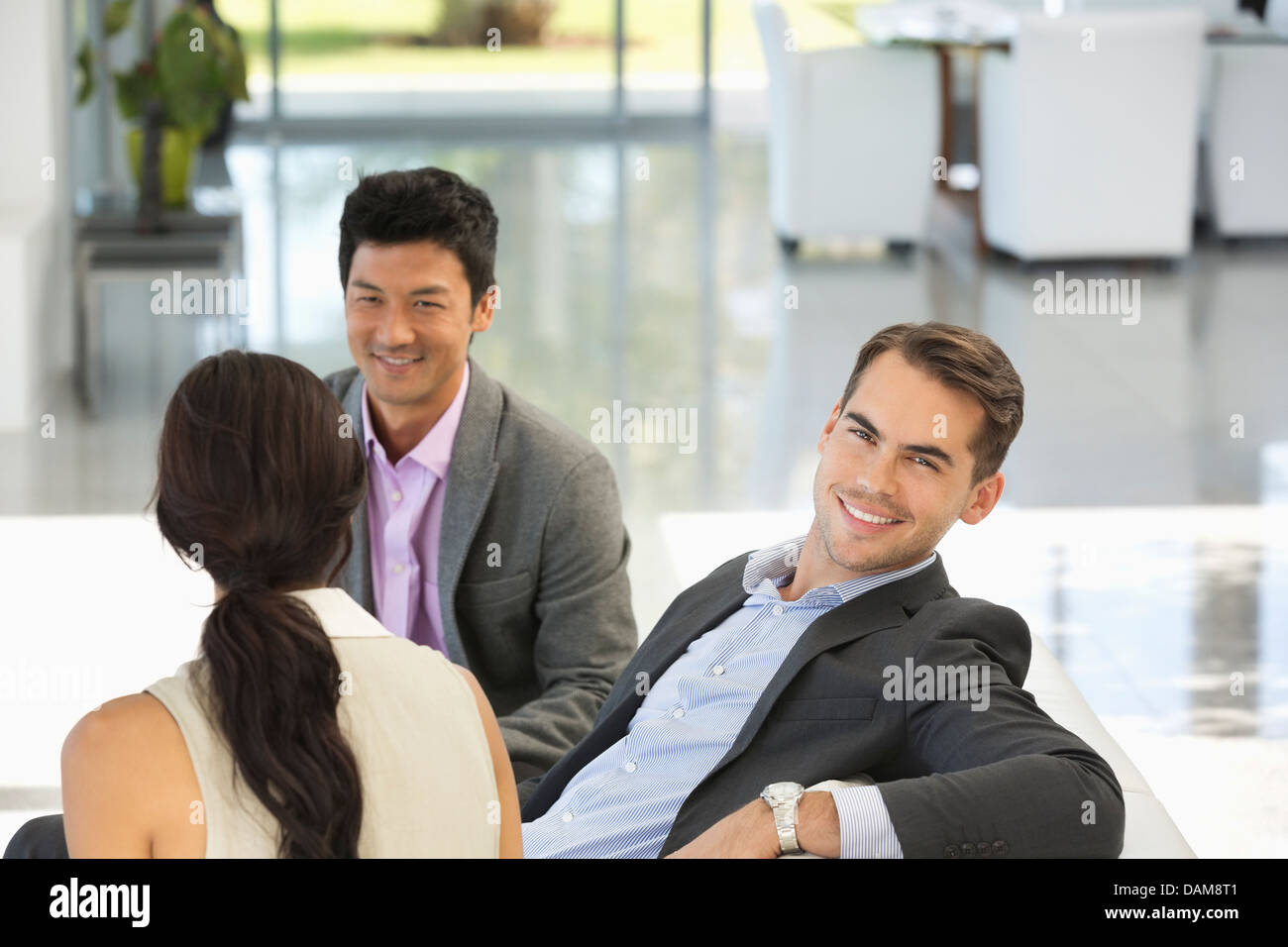 Geschäftsmann lächelnd in Büro Stockfoto