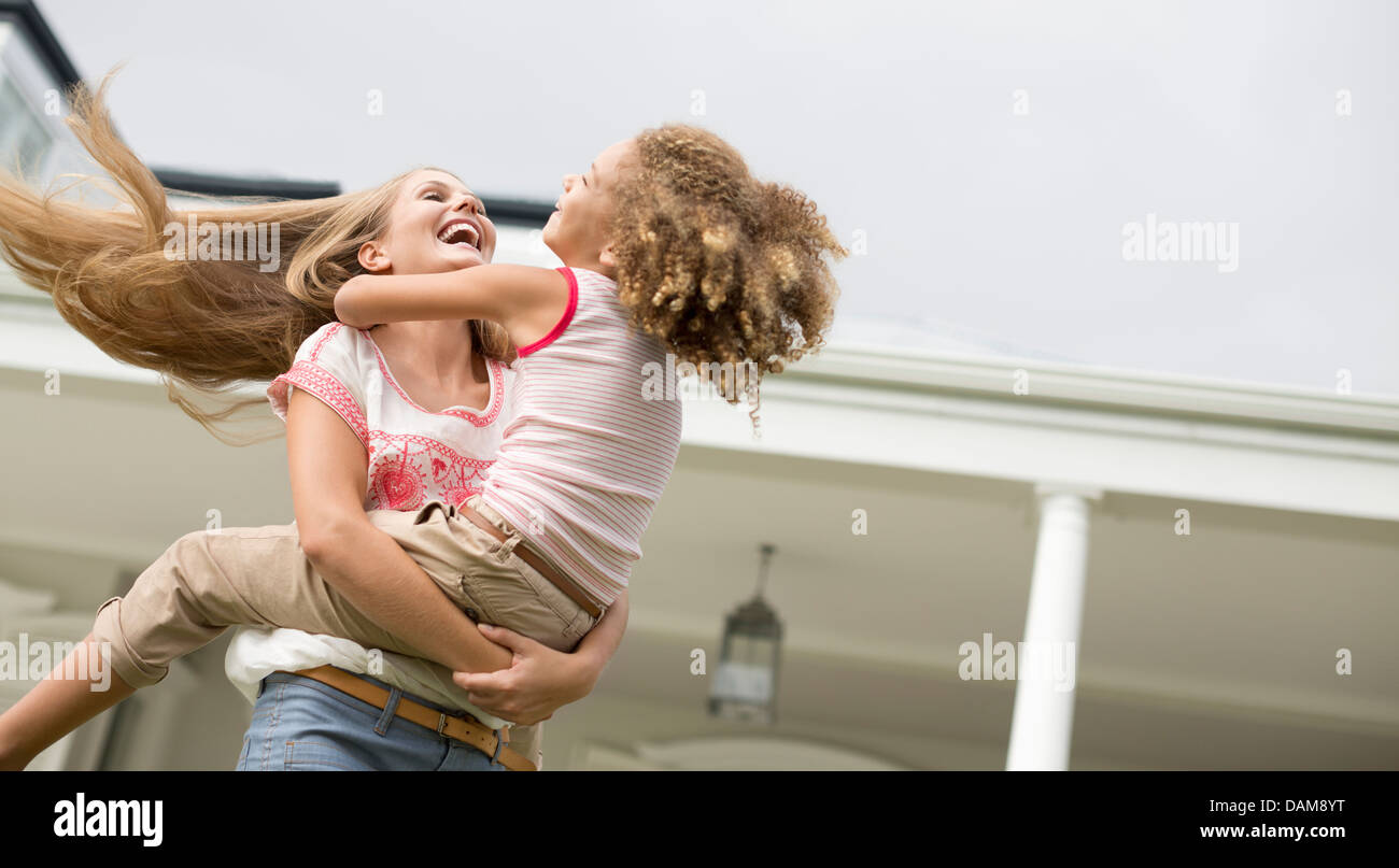 Mutter und Tochter spielen im freien Stockfoto