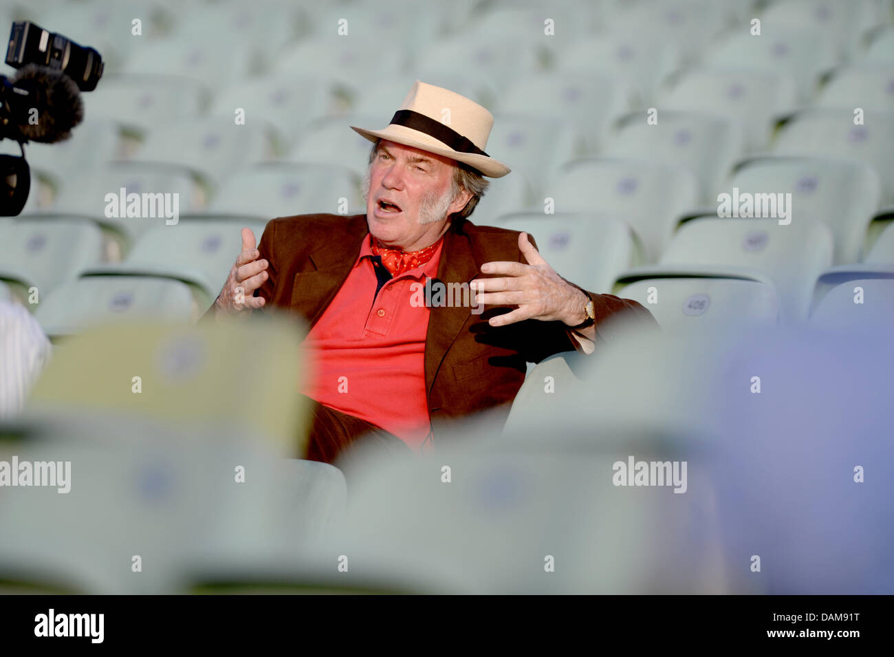 Der musikalische Direktor der Bregenzer Festspiele, David Pountney, spricht in einem Interview, wenn Vorbereitung auf die bevorstehende Bregenzer Festspiele in Bregenz, Deutschland, 12. Juli 2013. Das Festival sieht auch eine Neuinszenierung des Amadeus Oper "Die Zauberflöte", Premiere am 17. Juli 2013. Foto: Felix Kaestle Stockfoto