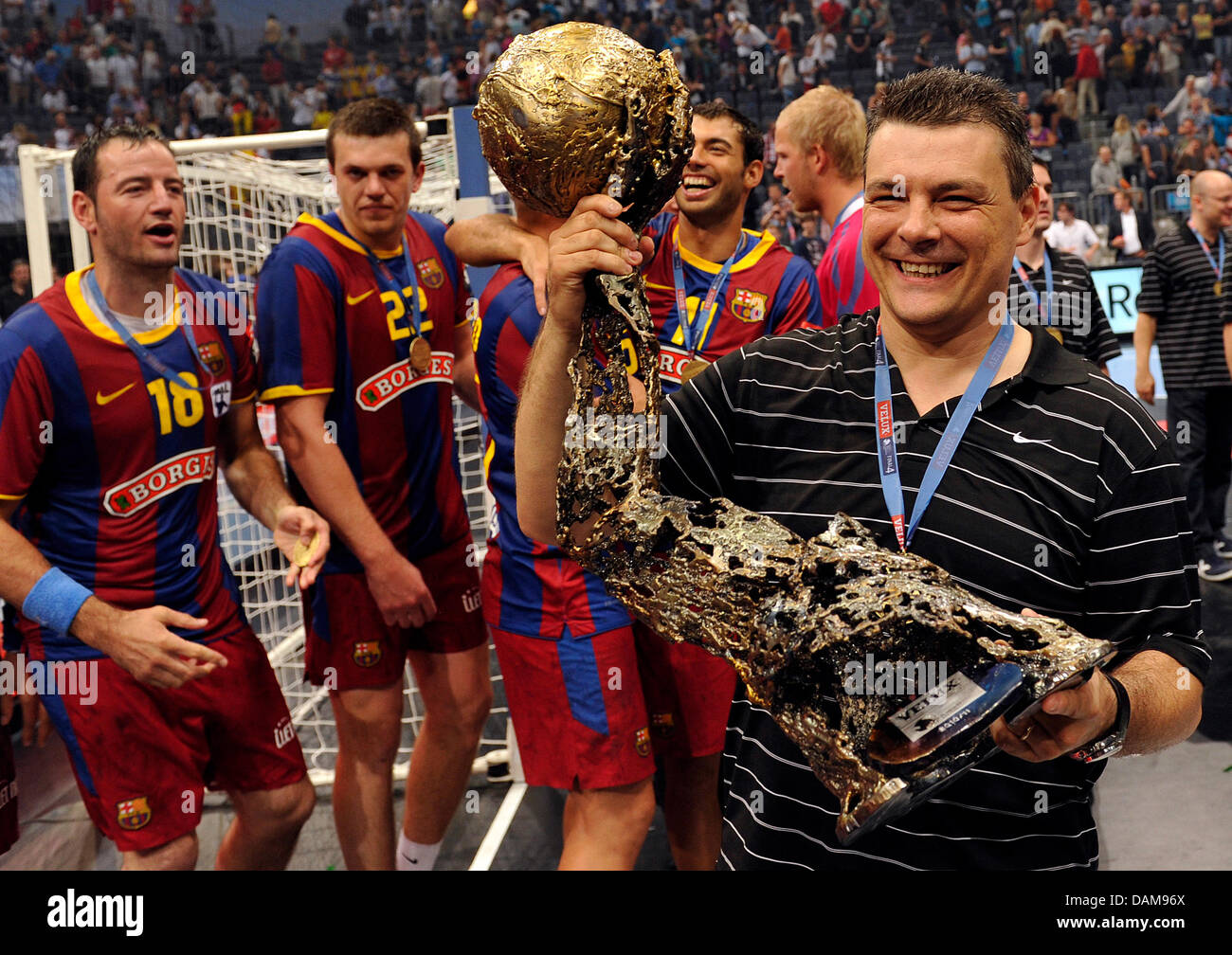 Barcelonas Spieler gewinnen die Handball Champions League mit der Trophäe nach dem Endspiel FC Barcelona Borges versus Renovalia Ciudad Real in der Lanxess Arena in Köln, 29. Mai 2011 zu feiern. Foto: Marius Becker Stockfoto