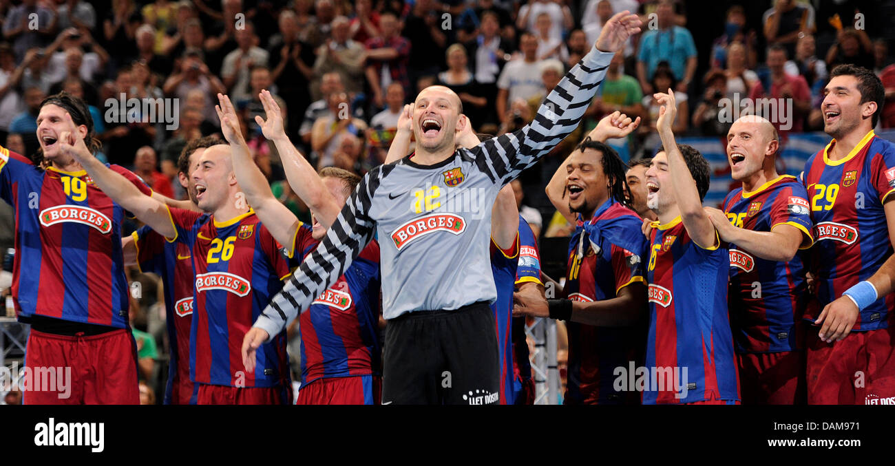 Barcelonas Spieler gewinnen die Handball Champions League nach dem Endspiel FC Barcelona Borges versus Renovalia Ciudad Real in der Lanxess Arena in Köln, 29. Mai 2011 zu feiern. Foto: Marius Becker Stockfoto