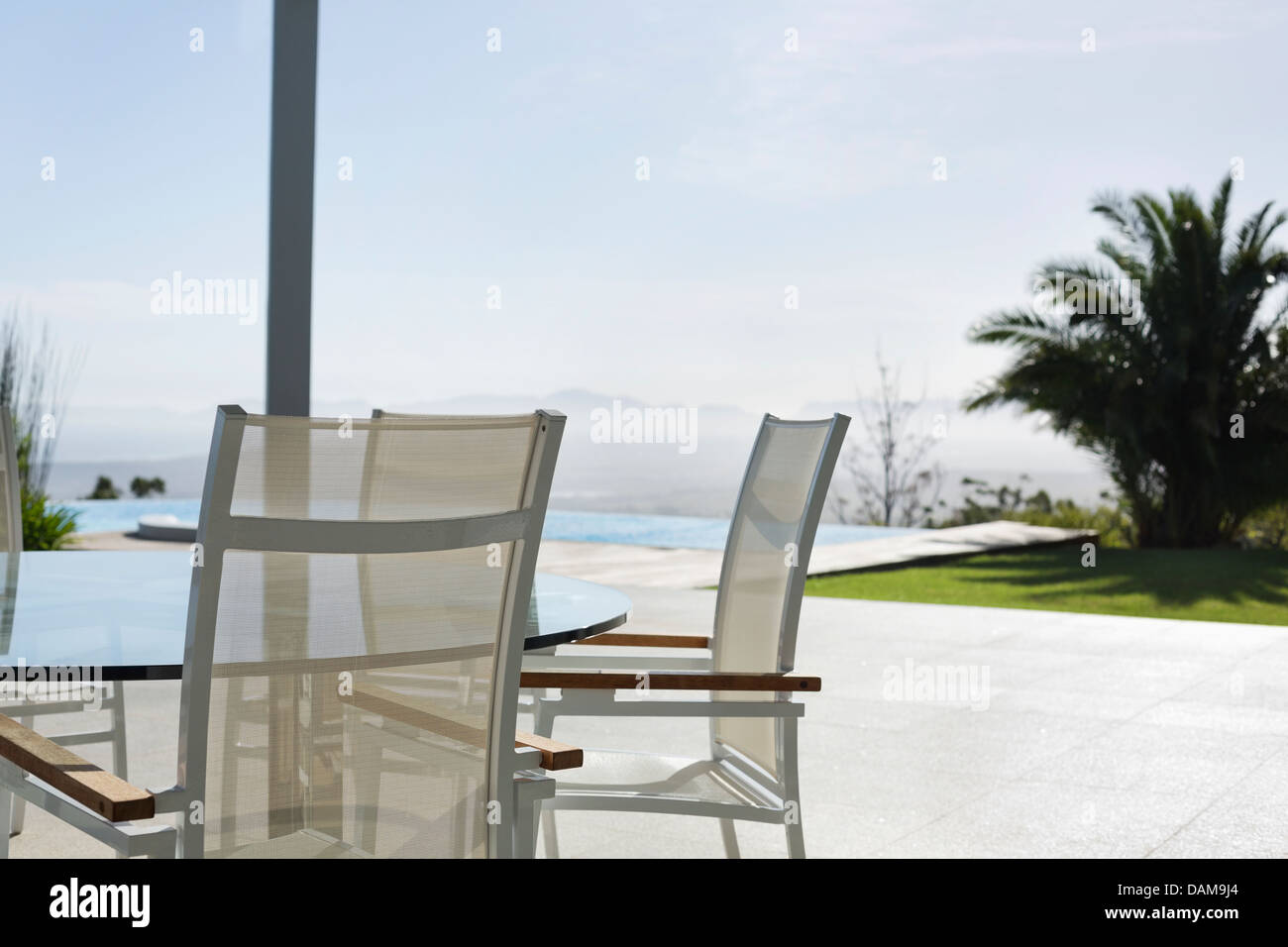 Stühle und Tisch auf modernen Veranda Stockfoto