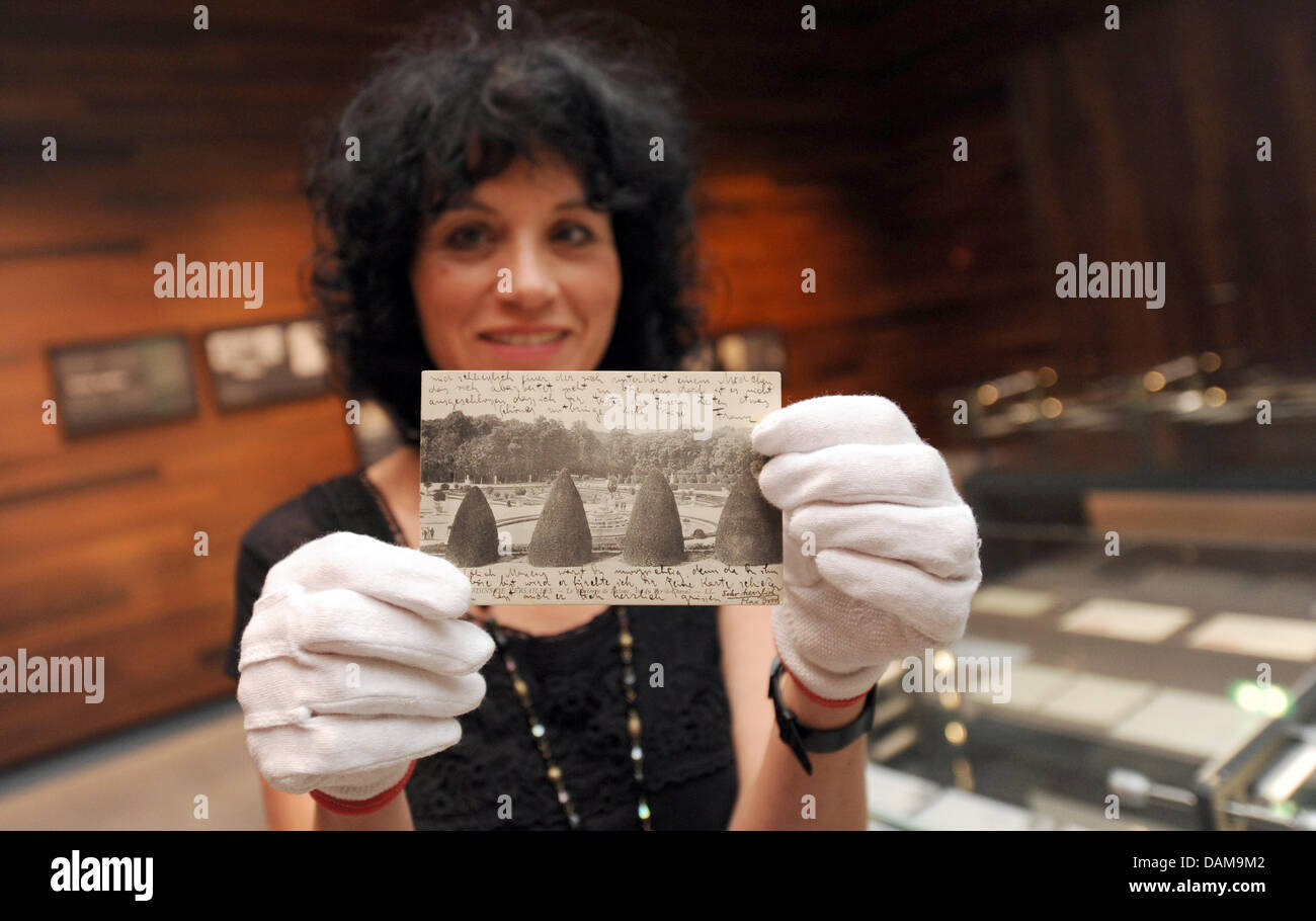 Direktor des Museums Heike Gfrereis zeigt eine Postkarte, die seine Schwester Ottilie Kafka in der Ausstellung "Briefe an Ottla von Franz Kafka und anderen" von Franz Kafka geschrieben wurde im Museum der modernen Literatur in Marbach am Neckar, Deutschland, 31. Mai 2011. Die Ausstellung präsentiert Briefe von Franz Kafka und Freunde zu seiner Schwester Ottilie Kafka. Foto: FRANZISKA KRAUFMANN Stockfoto