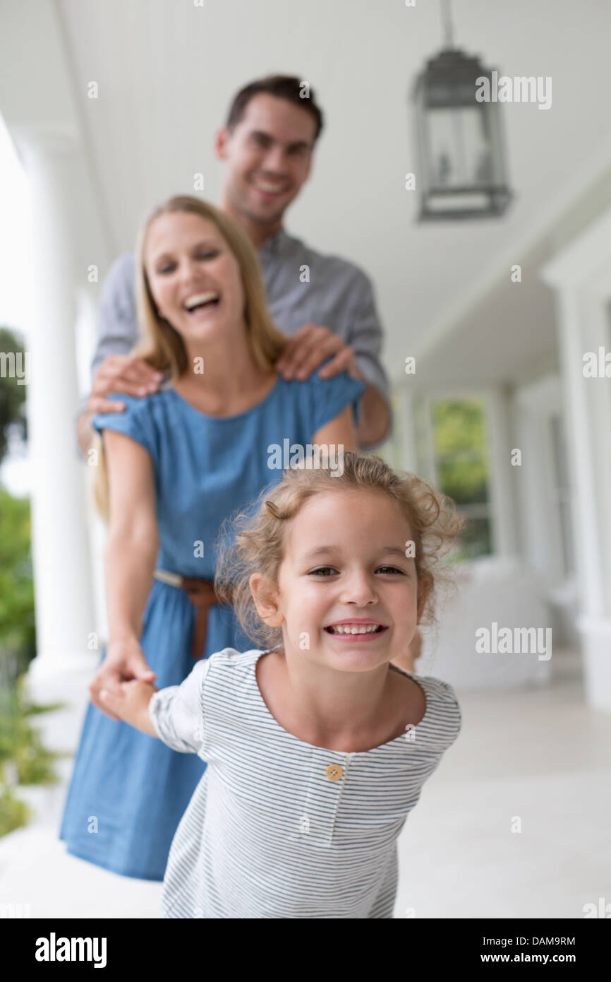 Familie zusammen spielen auf Veranda Stockfoto