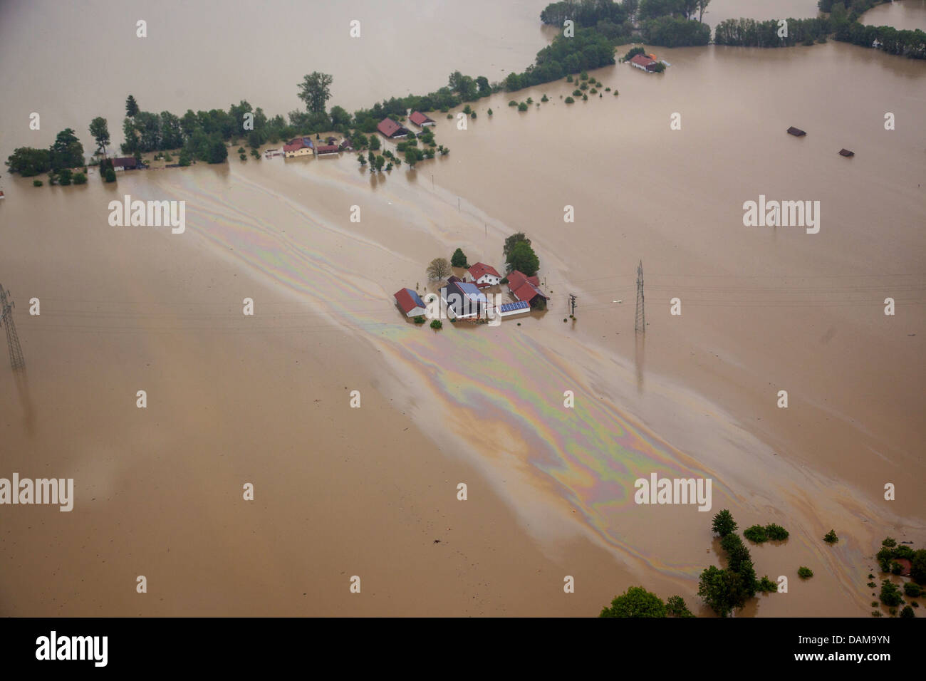 Bauernhöfe und große Ölschicht auf Fluss Inn während der Flut im Juni 2013, Deutschland, Bayern Stockfoto