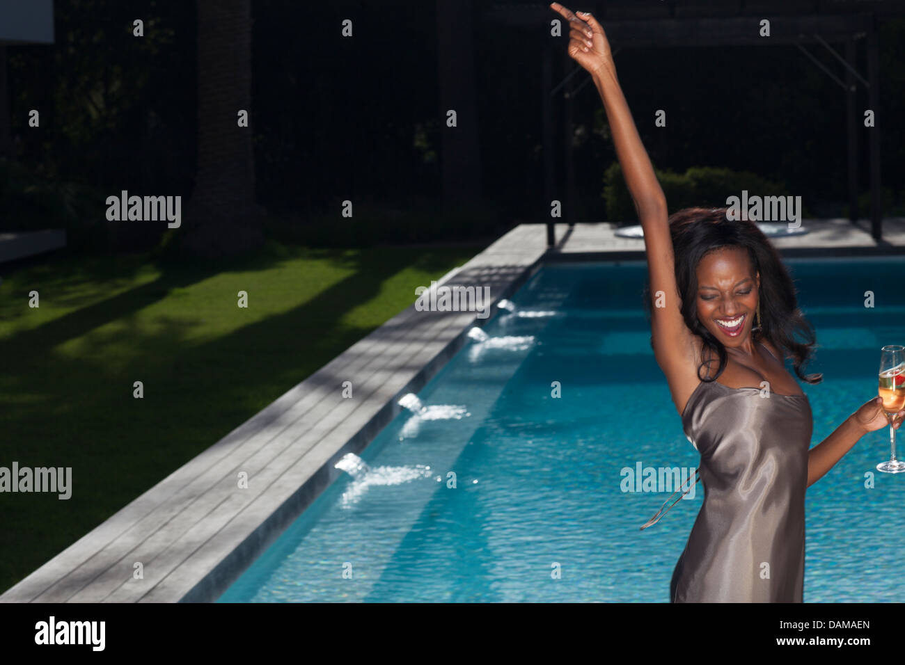 Frau tanzt Swimming Pool Party Stockfoto