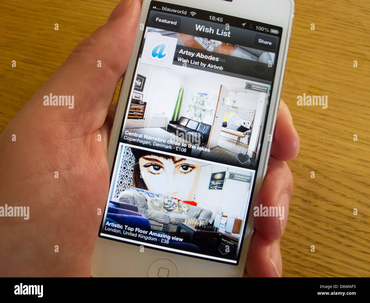 Detail des iPhone 5 mit Airbnb online travel app für Raumbuchungen Stockfoto