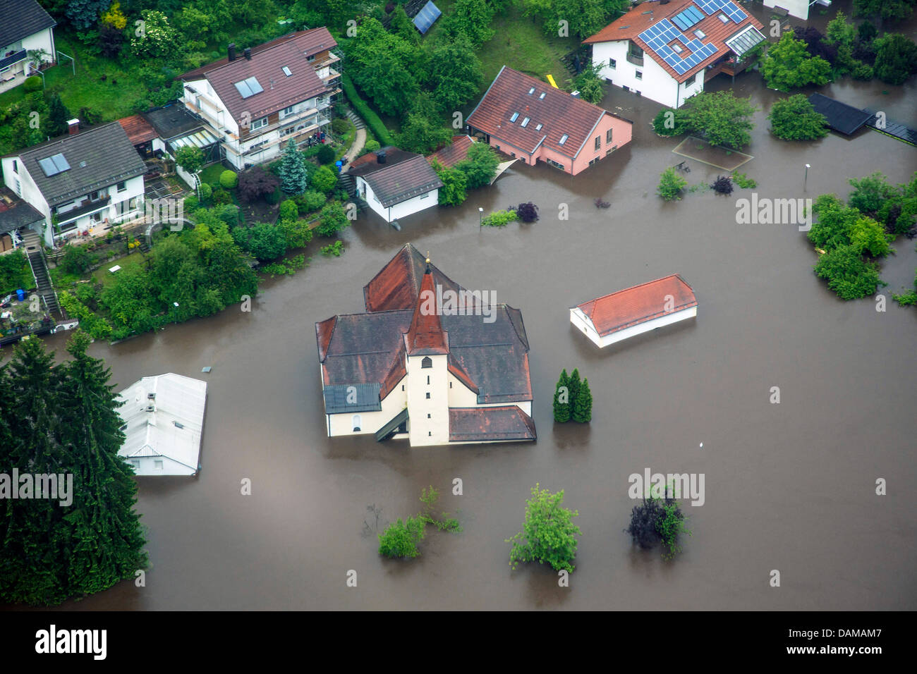 Kirche und Häuser an Flüssen überflutet Ilz im Juni 2013, Deutschland, Bayern, Passau Stockfoto