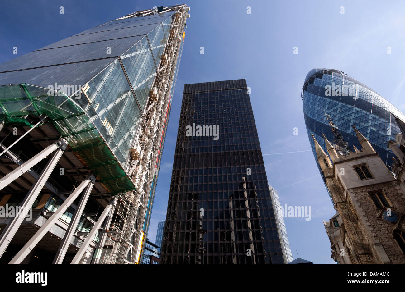Das Leadenhall Gebäude (L, "Cheesegrater") von Richard Rogers steigt in der Nähe der Gherkin (R) und Aviva Büros (Mitte) London Stockfoto