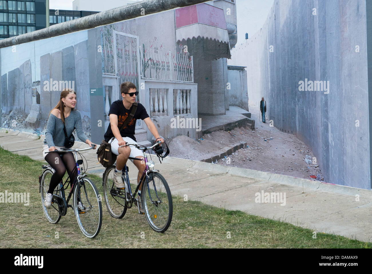 Fotografie Ausstellung von Kai Wiedenhofer Wand an Wand angezeigt auf Berliner Mauer an der East Side Gallery in Berlin Deutschland Stockfoto