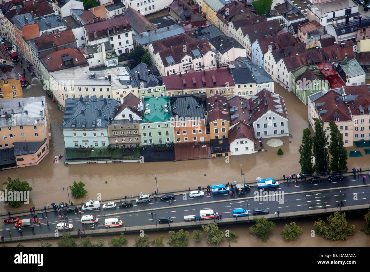 überflutete Straße Obere Donaulaende an der Donau im Juni 2013, Deutschland, Bayern, Passau Stockfoto