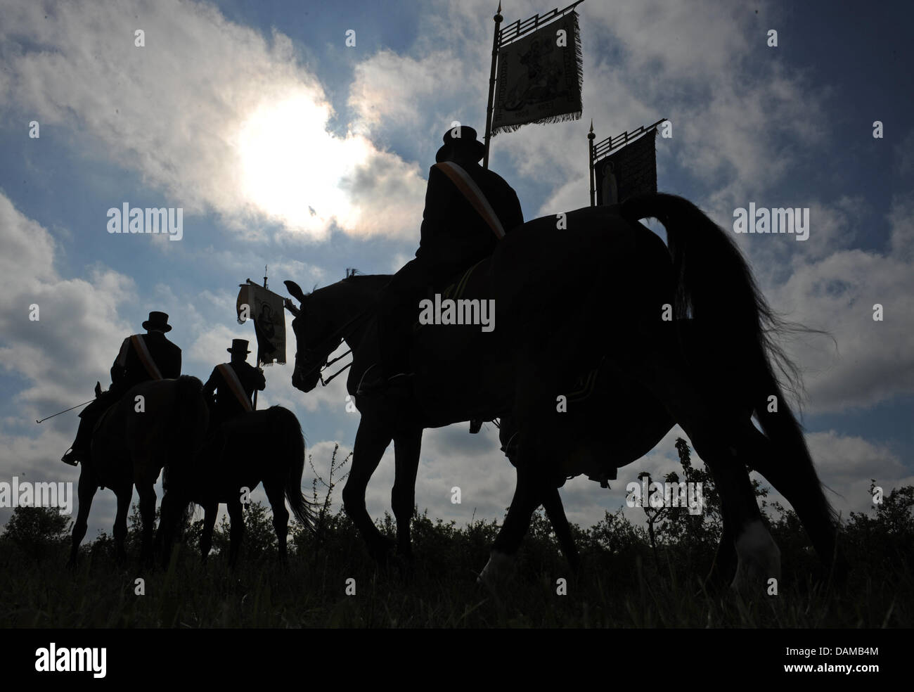 Eine Gruppe Reiter nehmen an der traditionellen Reitsport Prozession "Blut Ride" in Weingarten, Deutschland, 3. Juni 2011. Die prosession findet jedes Jahr zu Ehren der "Reliquie des Heiligen Blutes" einen Tag nach Christi Himmelfahrt. 2700 Menschen nahmen an den Pferdesport Prozession teil. Foto: Patrick Seeger Stockfoto
