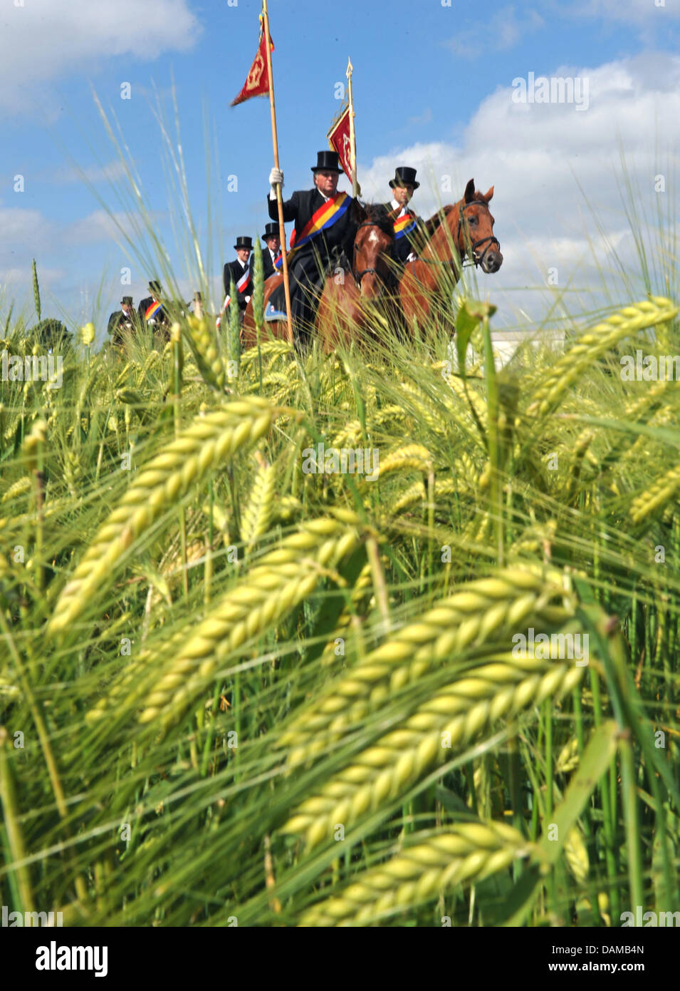 Eine Gruppe Reiter nehmen an der traditionellen Reitsport Prozession "Blut Ride" in Weingarten, Deutschland, 3. Juni 2011. Die prosession findet jedes Jahr zu Ehren der "Reliquie des Heiligen Blutes" einen Tag nach Christi Himmelfahrt. 2700 Menschen nahmen an den Pferdesport Prozession teil. Foto: Patrick Seeger Stockfoto