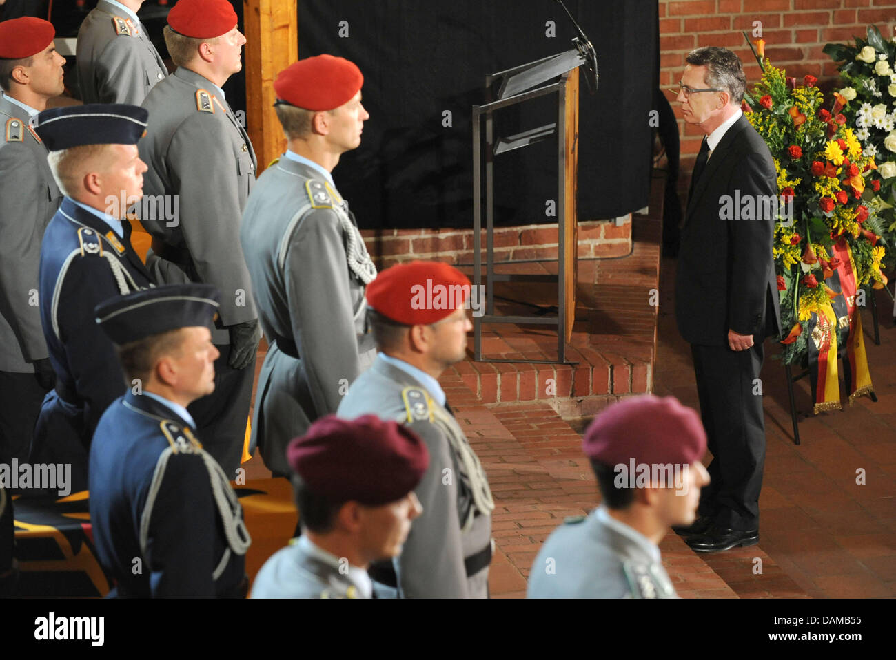 German Defence Minister Thomas de Maizière steht vor Särge von drei Soldaten der Bundeswehr, die während ihrer Mission in Afghanistan während einer Trauerfeier in der Epiphanias-Kirche in Hannover, 3. Juni 2011 gestorben. Die Bundeswehr Abschied von den Soldaten, die während eines Angriffs in Afgjhanistan in der Vorwoche starb. Foto: PETER STEFFEN Stockfoto