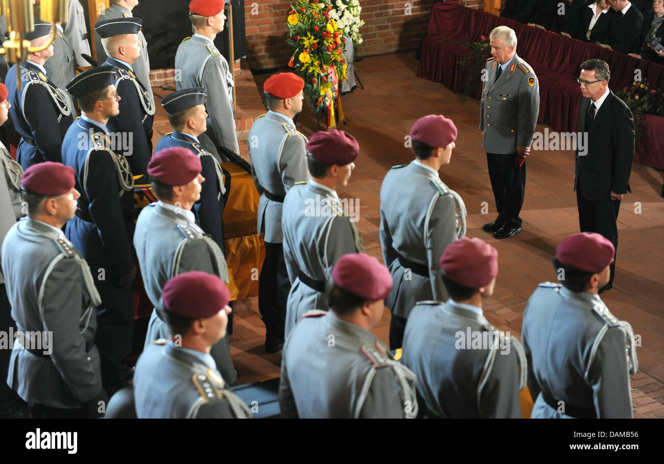 German Defence Minister Thomas de Maiziere (R) und Generalinspekteur der Bundeswehr Volker Wieker (2-R) Stand vor der Särge drei Soldaten der Bundeswehr, die während ihrer Mission in Afghanistan während einer Trauerfeier in der Epiphanias-Kirche in Hannover, 3. Juni 2011 gestorben. Die Bundeswehr Abschied von den Soldaten, die während eines Angriffs in Af gestorben Stockfoto