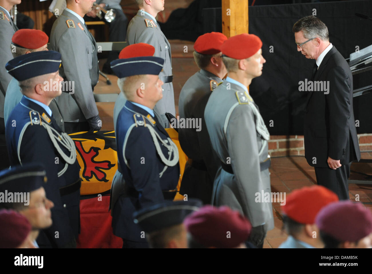 German Defence Minister Thomas de Maizière steht vor Särge von drei Soldaten der Bundeswehr, die während ihrer Mission in Afghanistan während einer Trauerfeier in der Epiphanias-Kirche in Hannover, 3. Juni 2011 gestorben. Die Bundeswehr Abschied von den Soldaten, die während eines Angriffs in Afgjhanistan in der Vorwoche starb. Foto: PETER STEFFEN Stockfoto