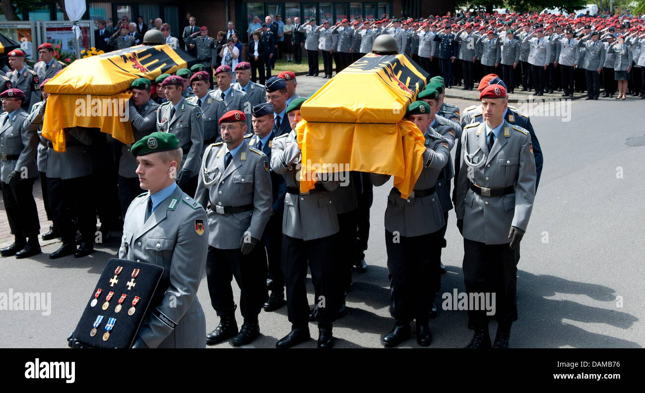 Soldaten tragen die Särge aus der Kirche vor der Dreikönigskirche nach die Trauerfeier für die drei deutschen Armes Forces Soldaten in Afghanistan in Hannover, 3. Mai 2011 getötet. Die Soldaten wurden letzte Woche während einer Antack in Afghanistan getötet. Foto: NIGEL TREBLIN Stockfoto