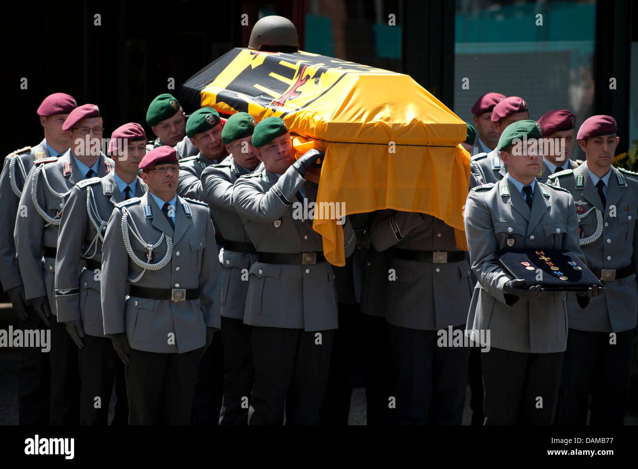 Soldaten tragen die Särge aus der Kirche vor der Dreikönigskirche nach die Trauerfeier für die drei deutschen Armes Forces Soldaten in Afghanistan in Hannover, 3. Mai 2011 getötet. Die Soldaten wurden letzte Woche während einer Antack in Afghanistan getötet. Foto: NIGEL TREBLIN Stockfoto