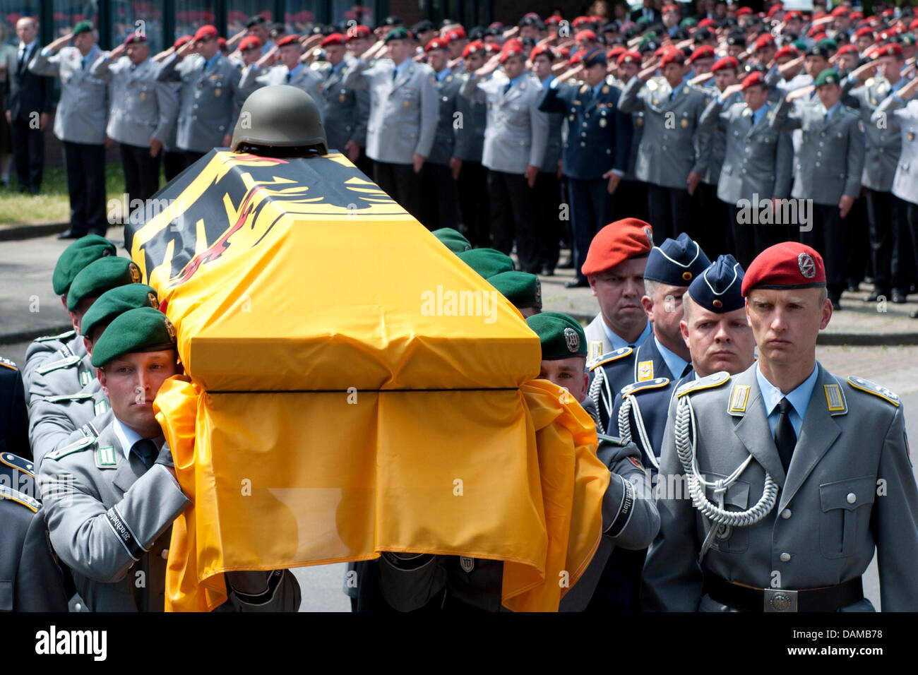 Soldaten tragen die Särge aus der Kirche vor der Dreikönigskirche nach die Trauerfeier für die drei deutschen Armes Forces Soldaten in Afghanistan in Hannover, 3. Mai 2011 getötet. Die Soldaten wurden letzte Woche während einer Antack in Afghanistan getötet. Foto: NIGEL TREBLIN Stockfoto