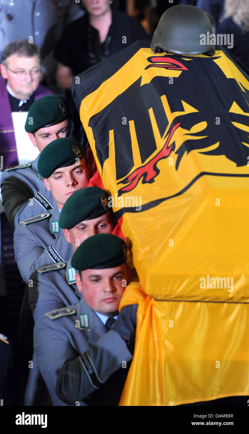 Soldaten tragen die Särge aus der Kirche vor der Dreikönigskirche nach die Trauerfeier für die drei deutschen Armes Forces Soldaten in Afghanistan in Hannover, 3. Mai 2011 getötet. Die Soldaten wurden letzte Woche während einer Antack in Afghanistan getötet. Foto: NIGEL TREBLIN Stockfoto